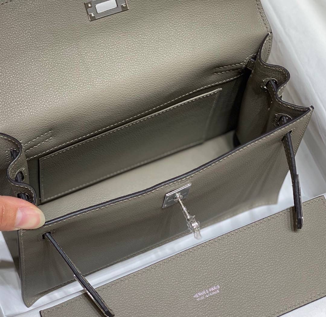 『沥青灰·银』 ‘’Kᴇʟʟʏ ᴅᴀɴsᴇ • Evercolor 🎀 时尚圈就是一个圆！ 最厉害的就是六种背法： 斜背、侧背、肩背、腰包、背包、手包 集美们一定要安排起来‼️ 22Cm