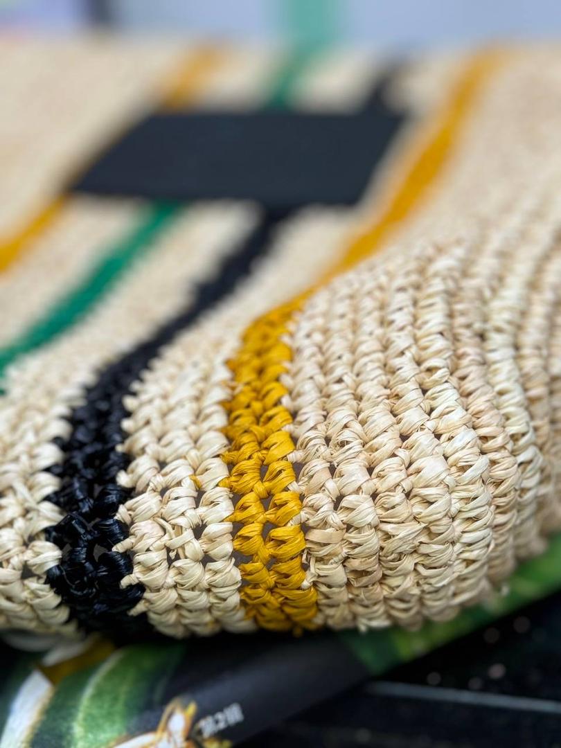 🎈𝙋𝙖𝙪𝙡𝙖 𝙞𝙗𝙞𝙯𝙖 迷你酒椰草编包𝙎𝙡𝙞𝙩🧺 ——【黑色拼色到货‼️】 面料：进口拉菲草/牛皮 尺寸：𝟑𝟎-𝟖-𝟑𝟎𝐜𝐦 编码：652405 （下单须知：由于天然纤维材料特别，带毛刺，日照时间长短不同，颜色略有变化，纯手工编织制作而成，每一只都独一无二，每个包的尺寸也有所不同‼️完美主义者慎入⚠️） 👉🏻此款草编包由纯进口拉菲草叶手工编织制作而成，搭配有一条可拆卸的刺绣宽肩带，可斜挎/肩背/手提等多样化背法❤️时尚清新，软塌不定性，慵懒又随性，夏日出行必备‼️