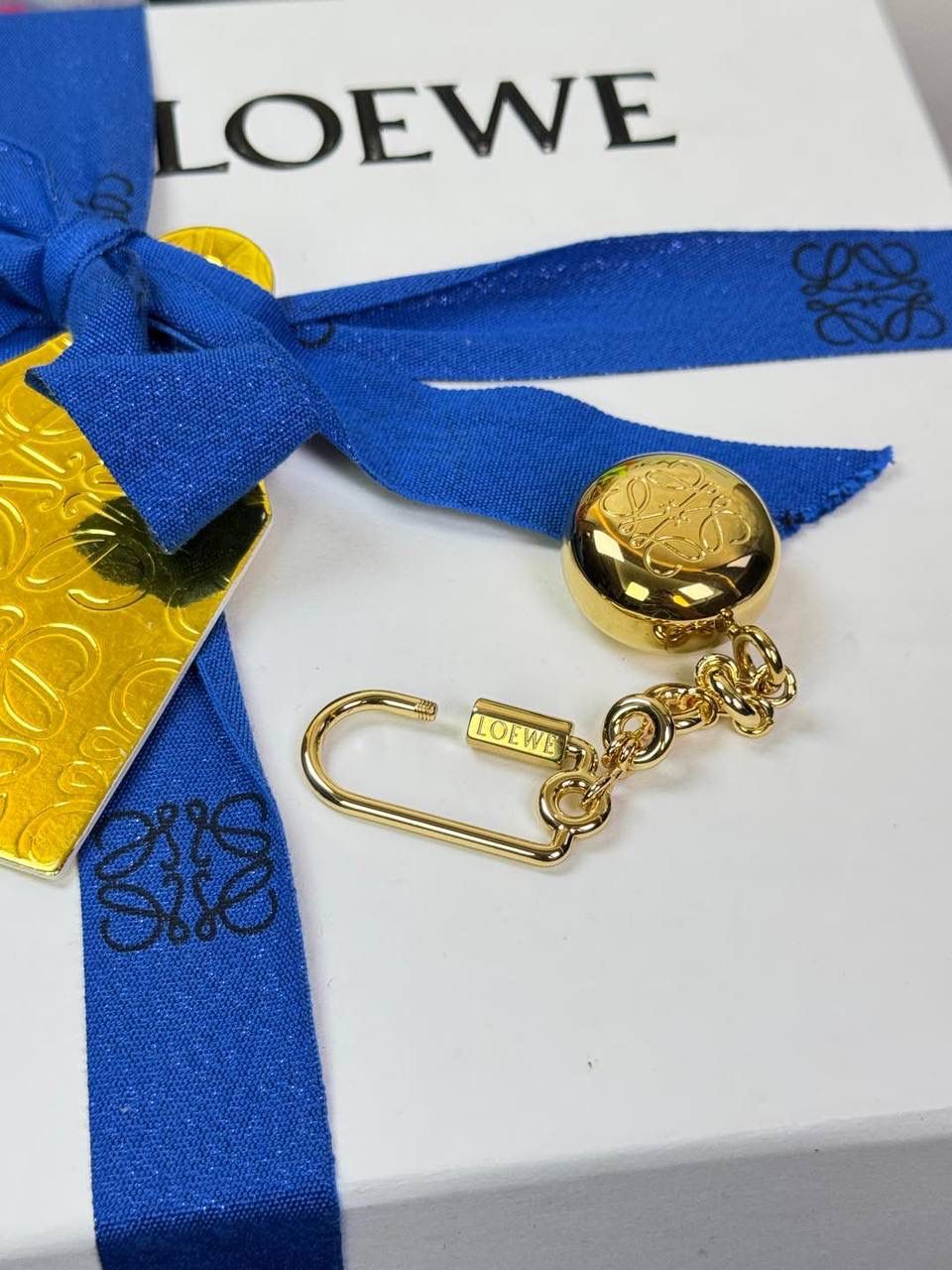 🎈罗家重磅出新👏吊坠出货啦♥️ ➖【金球/银球吊饰】 不仅仅是装饰，更是时尚的追求。可搭配所有包包👜，也可以搭配所有服饰，腰带等，让穿搭变得与众不同，精致时髦😍