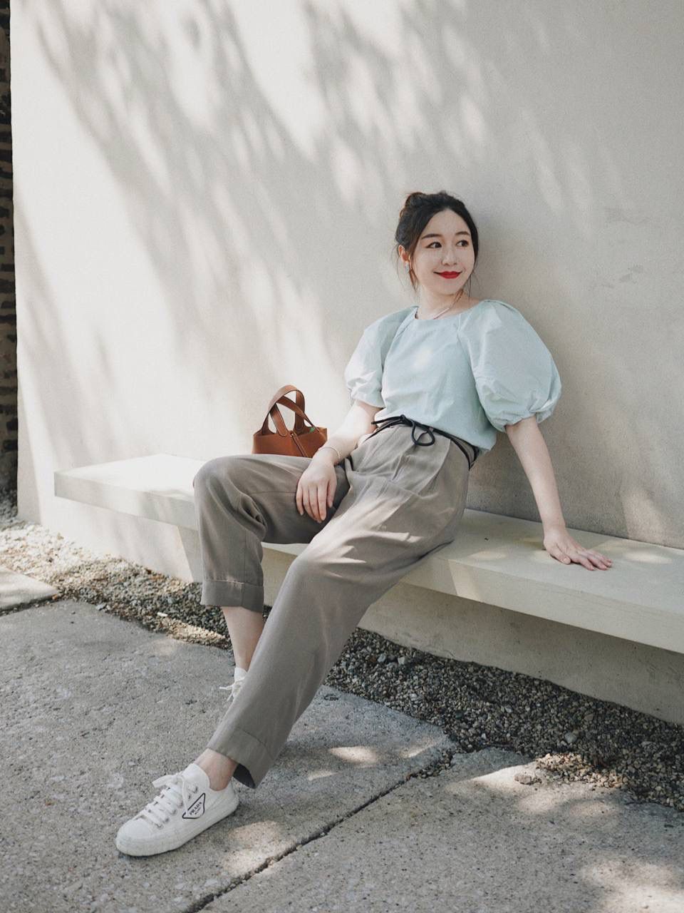 H菜篮子🧺✨ 金棕18cm银扣 独家渠道货！独家背景！高清实拍图！ 每个细节可放大看，全网天花板级别的菜篮子，独一无二的过验产品，每个细节都是对版的！ 纯手工制作、细工慢活、工匠精神雕刻的艺术精品！零售后，包满意！奢侈品中的精品之作！💯 尺寸：18 X 19 X 13.5cm