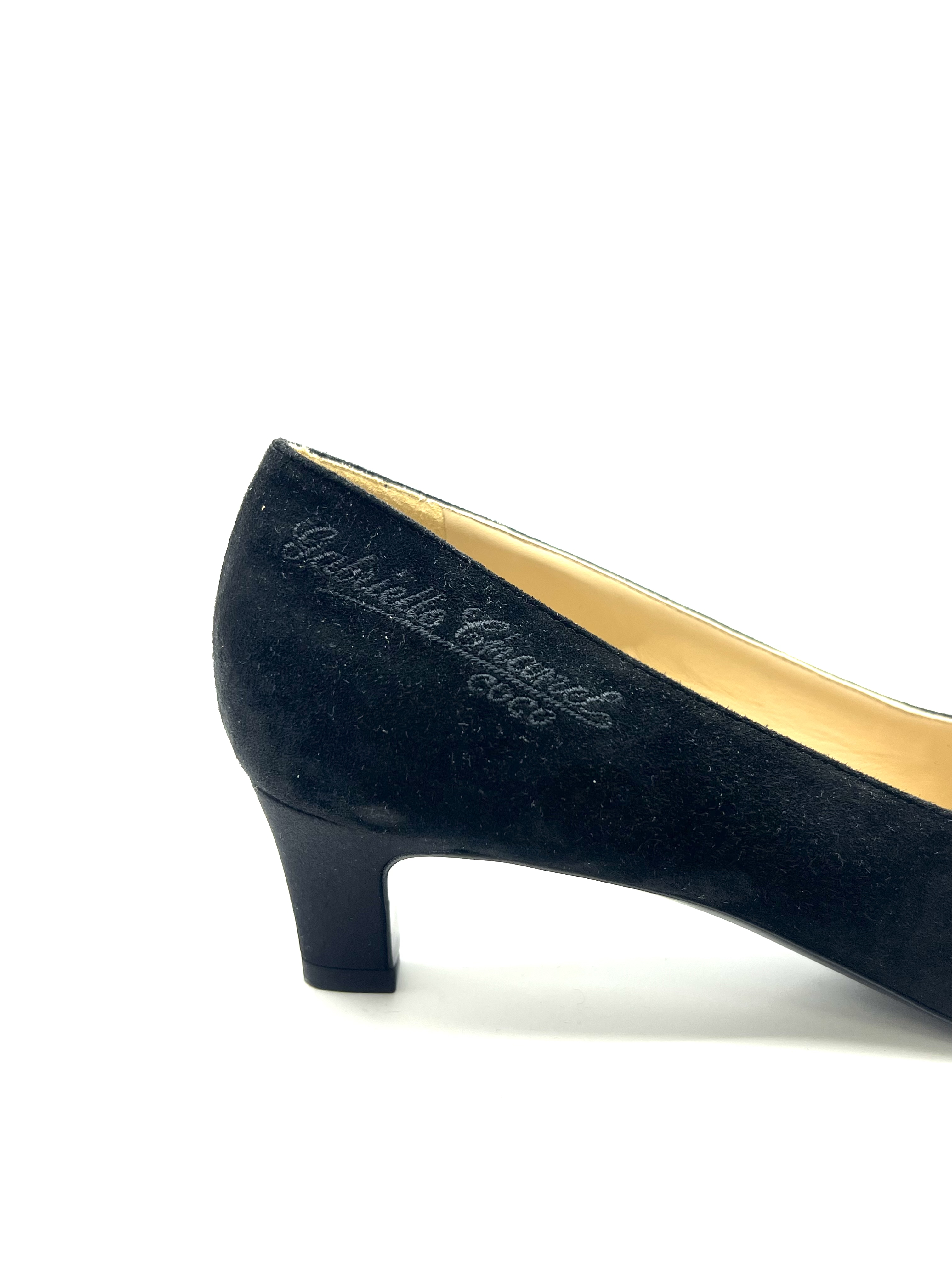 Pre-owned Chanel Black Suede Kitten Heels / Product Code: 26052102