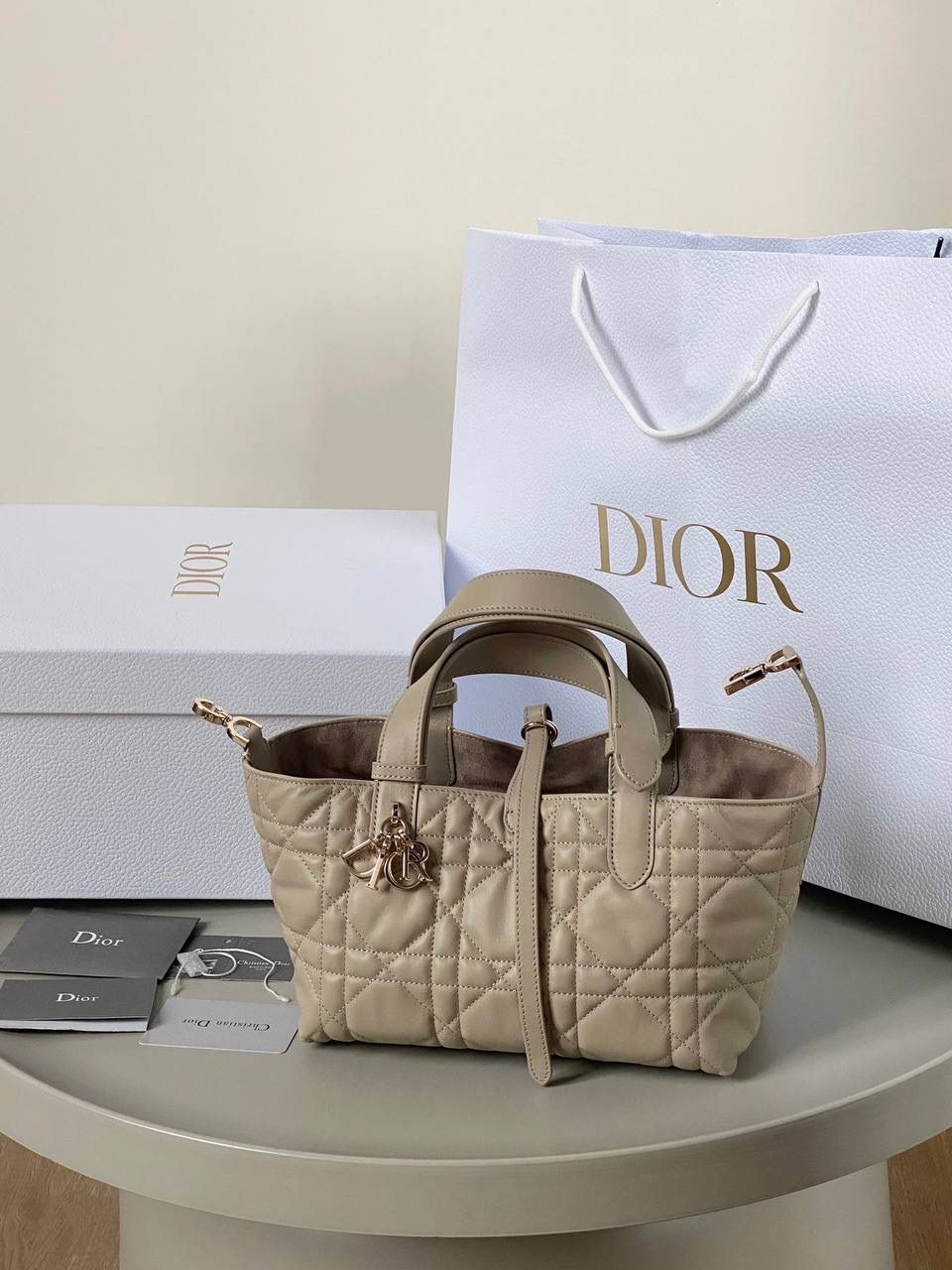 🈶胭脂米，小号 𝗗𝗜𝗢𝗥 𝗧𝗼𝘂𝗷𝗼𝘂𝗿𝘀横版 拒绝不了一点温柔的米色系 实在太好看了！很显气质 淡淡的色调，看着心情就很好 小号会更Q更嗲一些 实物蛮精致的！ 可以说目前喜爱度top☝🏻 23×15×15cm，#m1292m