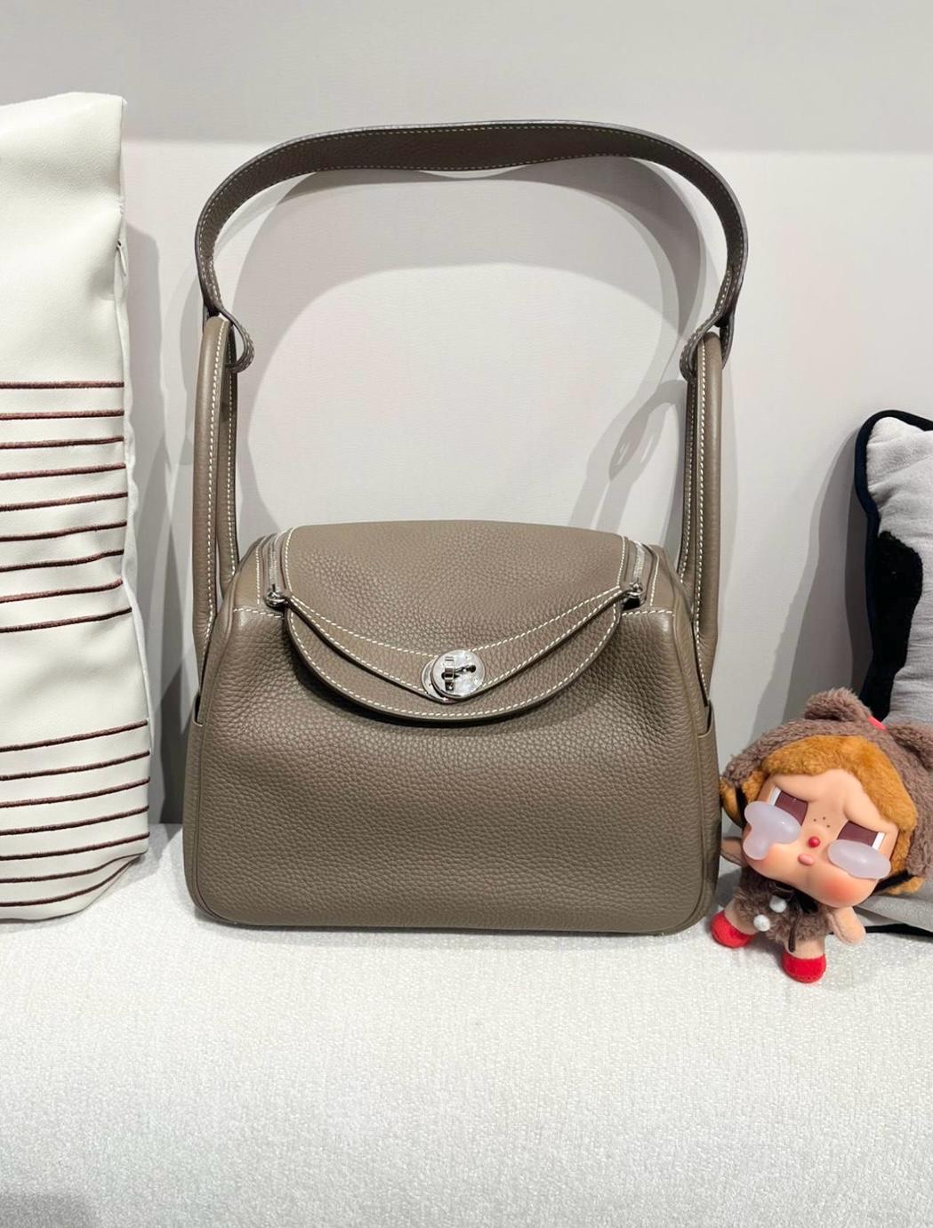 Hermes Lindy 26 Stamp D Etoupe 大象灰銀扣100%Authentic, 98%New ✅Dust bag✅Raincoat✅Box