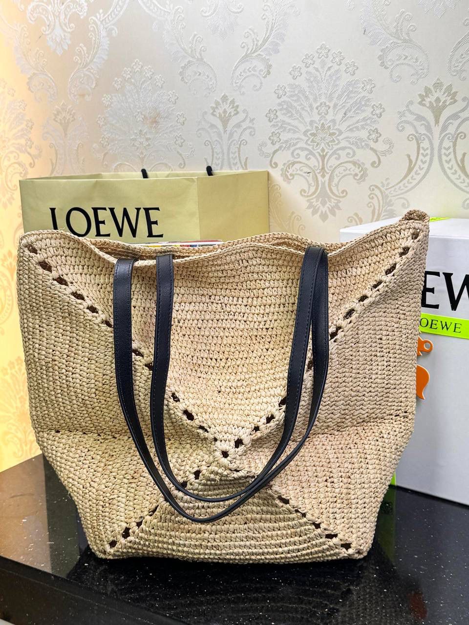 🎈*𝐏𝐮𝐳𝐳𝐥𝐞 𝐅𝐨𝐥𝐝折叠手袋👜*（进口拉菲草） ——全新【𝗡𝗘𝗪】升级‼️ 👉🏻延续经典𝙋𝙪𝙯𝙯𝙡𝙚的标志性几何裁剪设计、新晋顶流🅰️𝙋𝙪𝙯𝙯𝙡𝙚 𝙁𝙤𝙡𝙚 𝙏𝙤𝙩𝙚以折纸包为灵感、升级成🉑完全折叠‼️的结构、立体与平面任意切换、出差旅行🧳必备单品、可肩背或手提、正面饰品牌标志性英文Logo。 👉🏻采用进口拉菲草手工编织而成、该种材料工序复杂、制作成本高昂、但因其柔软度高、环保性能更好、不易变行被广泛应用。 尺寸：𝟐𝟓.𝟓-𝟏𝟒.𝟓-𝟑𝟏.𝟓cm 款号：052316