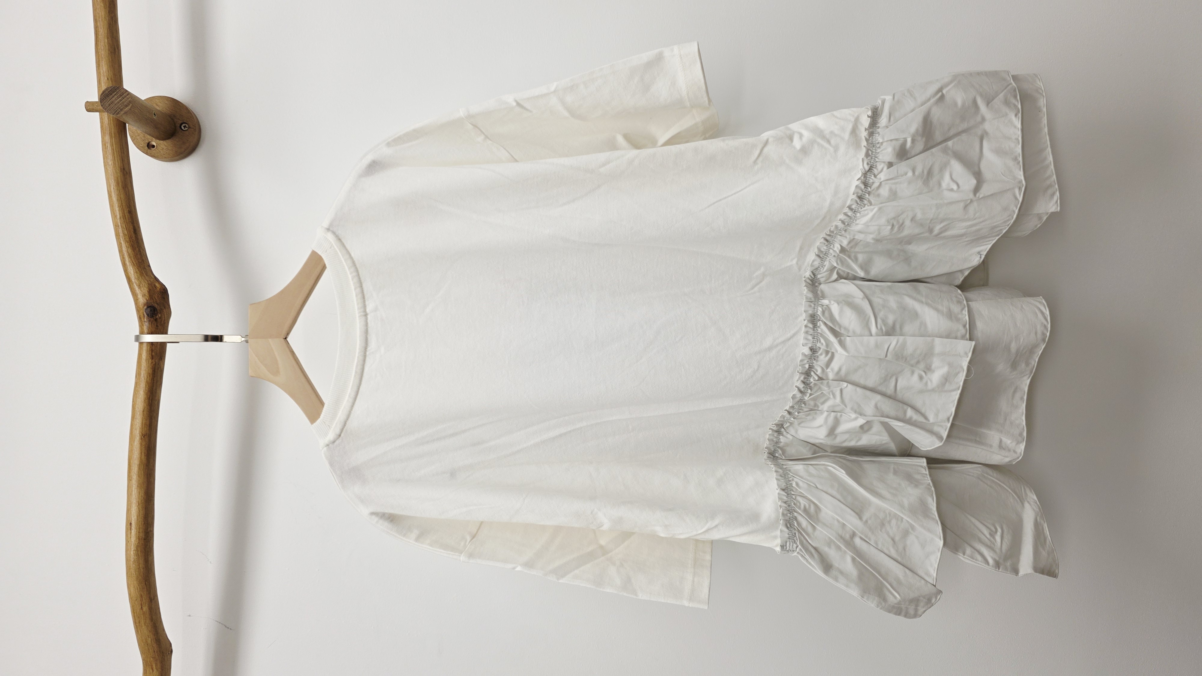 日牌白拼雙斜Ruffle印圖Tee