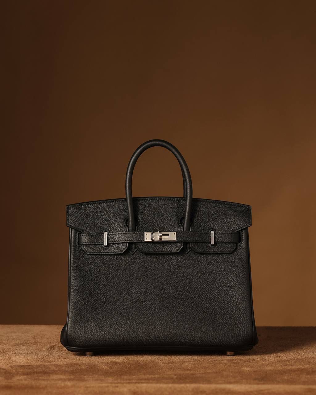 Hermes 爱马仕 Birkin25cm 黑色金扣👜✨ Birkin 独家渠道货 独家欧洲原厂皮原厂五金组装的ZP尾单货 尺寸：20 X 25 X 13CM 尺寸：22 X 30 X 16CM Birkin我们采用的是进口原厂Togo真皮，什么是Togo皮呢？ Togo皮：最经典的Birkin用皮。表面是均匀的颗粒状，类似荔枝纹，有光泽。皮质较硬，容易保持包包的形状，相对较轻，触感比较柔软，耐磨耐用； 我们用的是纯原、原厂皮就是和原版专柜一样的皮！