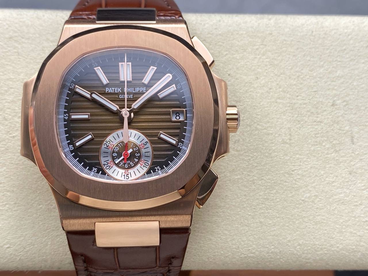 V2版真功能🌐真小秒！3K工厂 百达翡丽鹦鹉螺5980/1A-014多功能计时腕表V2版本，真小秒、真功能！【表壳】腕表尺寸40.5毫米，同正品一致的枕型表壳采用正面拉丝，侧面抛光的两种工艺组合，层次感分明，质感十足。尽显精湛工艺。【表带】采用原装表带一比一量身打造，每节表带的中央抛光部位，都能呈现钻石的形状，尽显高级质感。【机芯】3K厂采用定制版PP.CH28-520机芯，完美还原正品，时分秒，日期，和计时大秒功能。3K匠心之作，欢迎各位表友品鉴🌐