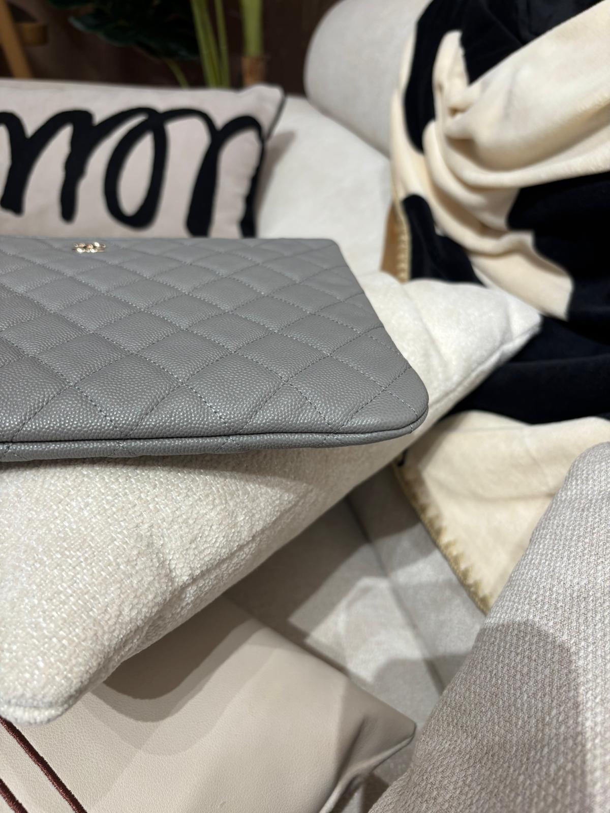 Chanel clutch 晶片灰色荔枝牛皮 100%Authentic , 98%new ✅晶片貼✅dust bag✅box 