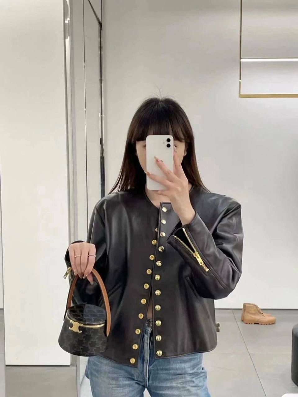 🔥大货实拍图 𝗖𝗘𝗟𝗜𝗡𝗘 ♥️ 𝗡𝗜𝗡𝗔手拎盒 型号：111353 尺寸：13*8*13cm 新品上线啦👏立体盒子包/化妆包~皮带子手拎设计➕圆筒包身，翻盖带镜子，可随时补妆。精致又不失实用性！凹造型拍照，或者当晚宴包，简直美呆🥳