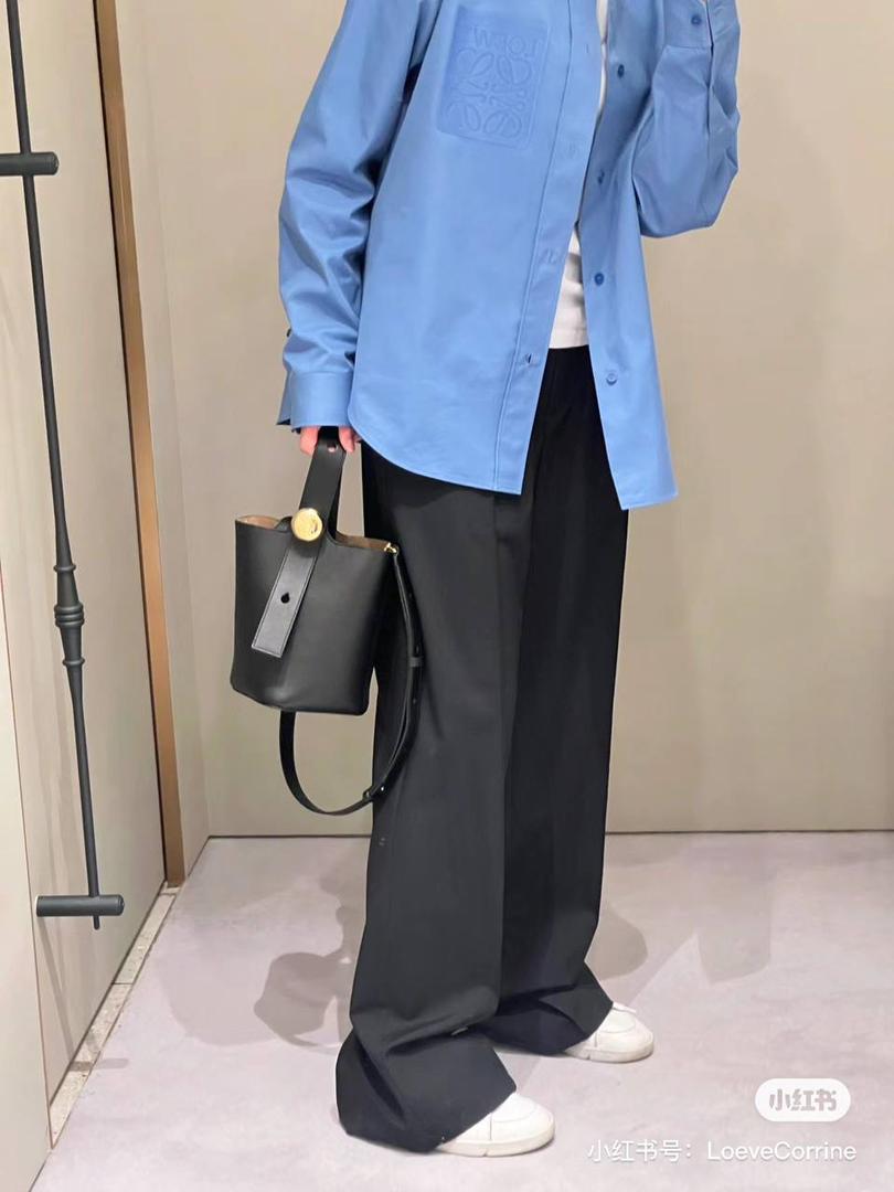 ♥️𝙈𝙞𝙣𝙞 𝙋𝙚𝙗𝙗𝙡𝙚 𝘽𝙪𝙘𝙠𝙚𝙩 ——【黑色平纹】 尺寸：𝟏𝟔-𝟏𝟔-𝟗.𝟓𝐜𝐦 编码：062339 【配全套礼盒】 🎈标志性Anagram鹅卵石点缀，配以纯粹简约线条以及瞩目设计风格，诠释全新𝙋𝙚𝙗𝙗𝙡𝙚手袋👜 🎈自带一根🉑拆卸🉑调节的肩带，一包多背，多样化风格，秀场大放异彩😀内里容量超大，日常实用性强👌 🎈配全套专柜礼盒🎁，给你满满的仪式感👀