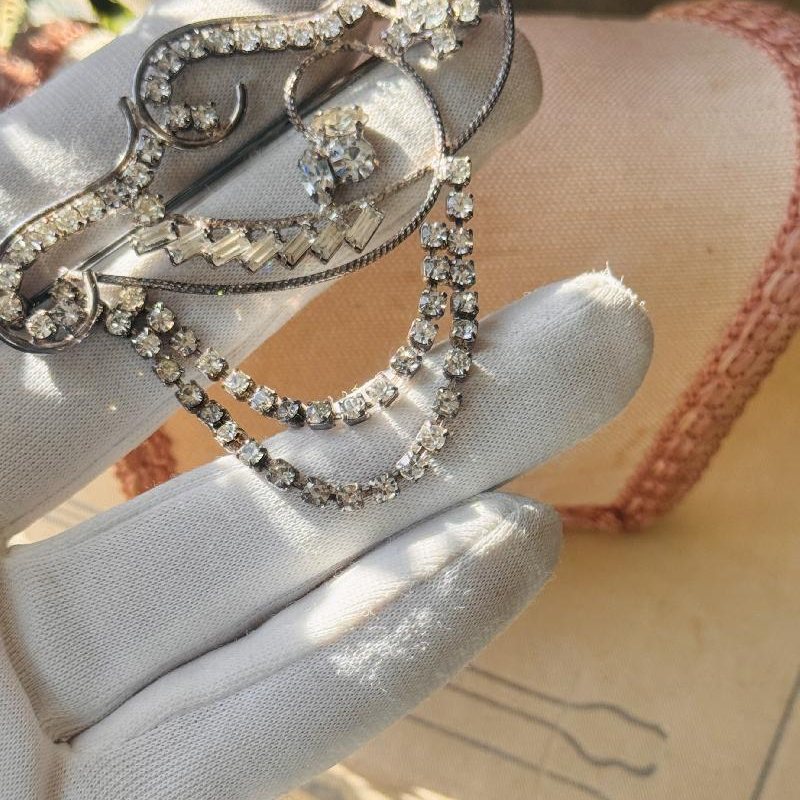 Rare! C.a. 1940s European Art Deco Scrollwork Brooch with Draped Diamanté Chains (NZ093)
