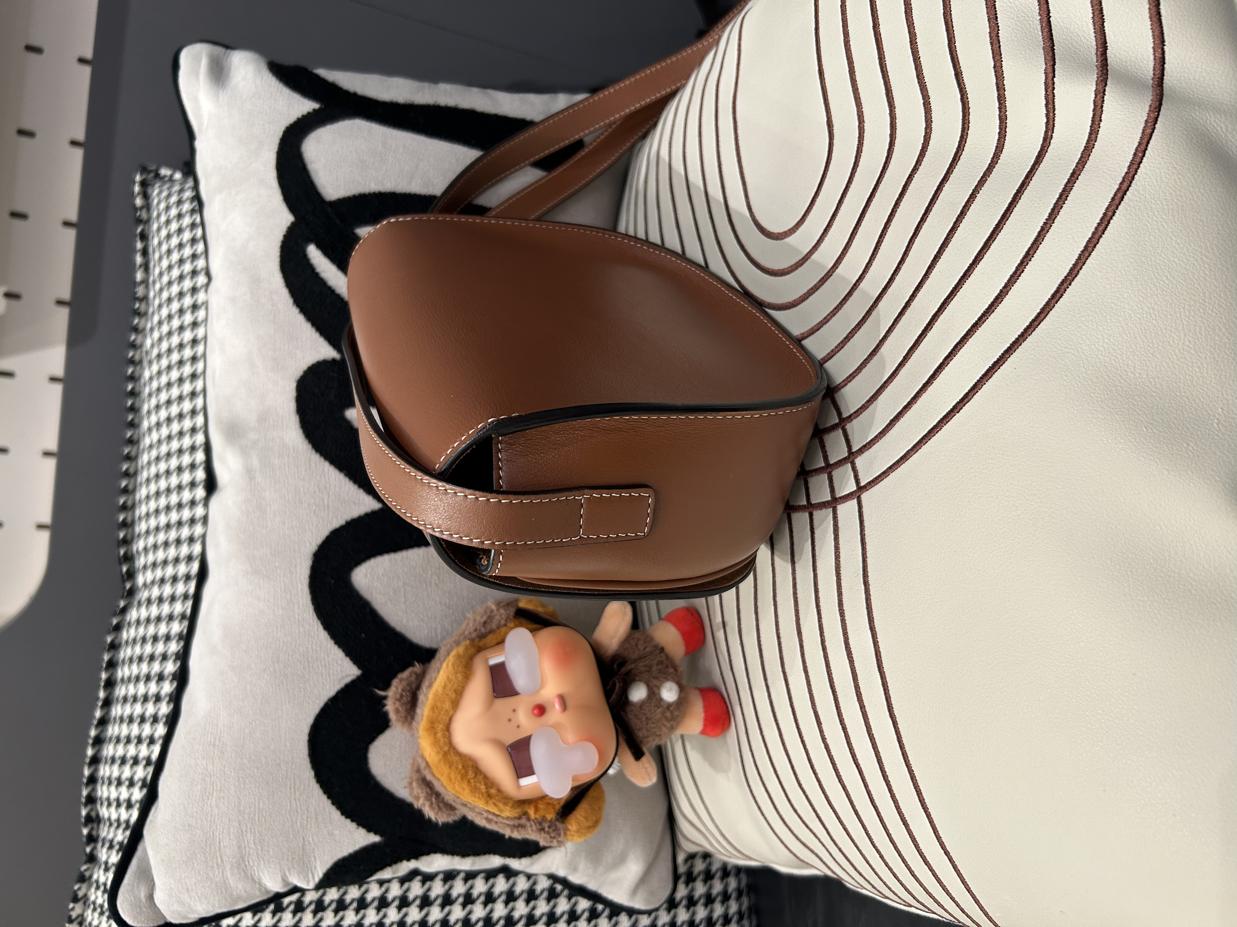 Celine Folco Cuir Triomphe光滑牛皮革馬鞍包，刺繡凱旋門 100%Authentic,98%new  ✅dust bag ✅booklet   