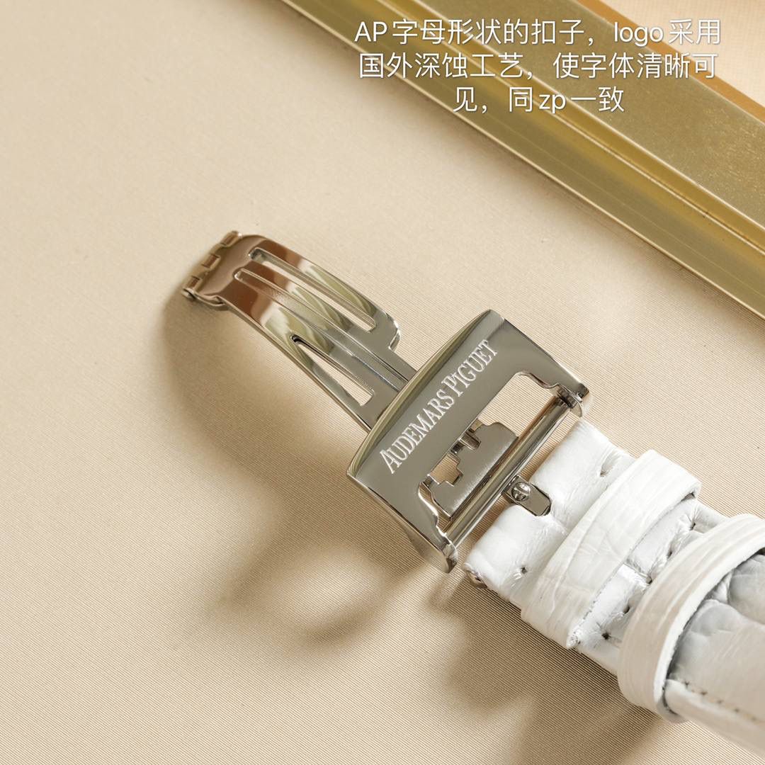 全网女神看过来😍😍这款爱彼女表才是最具有性价比的… 爱彼皇家橡树系列型号67601石英腕表，皇家橡树系列独有的八角形外观还拥有爱彼独特的设计风格也将女士优雅风格融入其中，深受女明星们的爱戴，表带澳洲湾鳄鱼皮，即使只有33毫米的小尺寸，也将爱彼独有的纯净美感与刚毅线条展现的淋漓尽致💝💖💘而镶满钻石的表圈也为佩戴的女士增添了更多的柔美。（32颗明亮式切割美钻，总重约0.65克拉）巴蒂镶嵌一枚半透明凸面蓝宝石，搭载瑞士进口石英机芯，拥有实用的日历显示功能，女士们佩戴起来不会显得沉重 ，配专柜最新全套包装发货！这种货一般数量不是很多哦