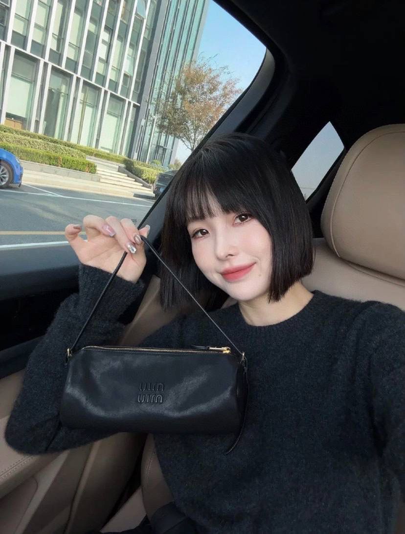 🈶黑色 𝗠𝗶𝘂𝗠𝗶𝘂迷你小圆筒 小小一只，太可爱了啦！ 头层Nappa(纳帕)羊皮用料 柔软细腻有光泽，透出高级的质感 整个包都好软糯手感超治愈的！！ 自重非常非常轻！日常还能装不少 肩带长度可以调，冬天大衣能轻松驾驭 小包闭眼冲就是了，四季可用 21.5×9×9cm #F0055m