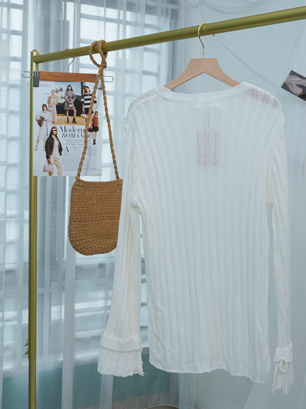 Lightweight Ribbed Knit Long Sleeve Top with Ruffled Hems ‖ 轻薄竖纹荷叶边针织长袖上衣 KR0117551