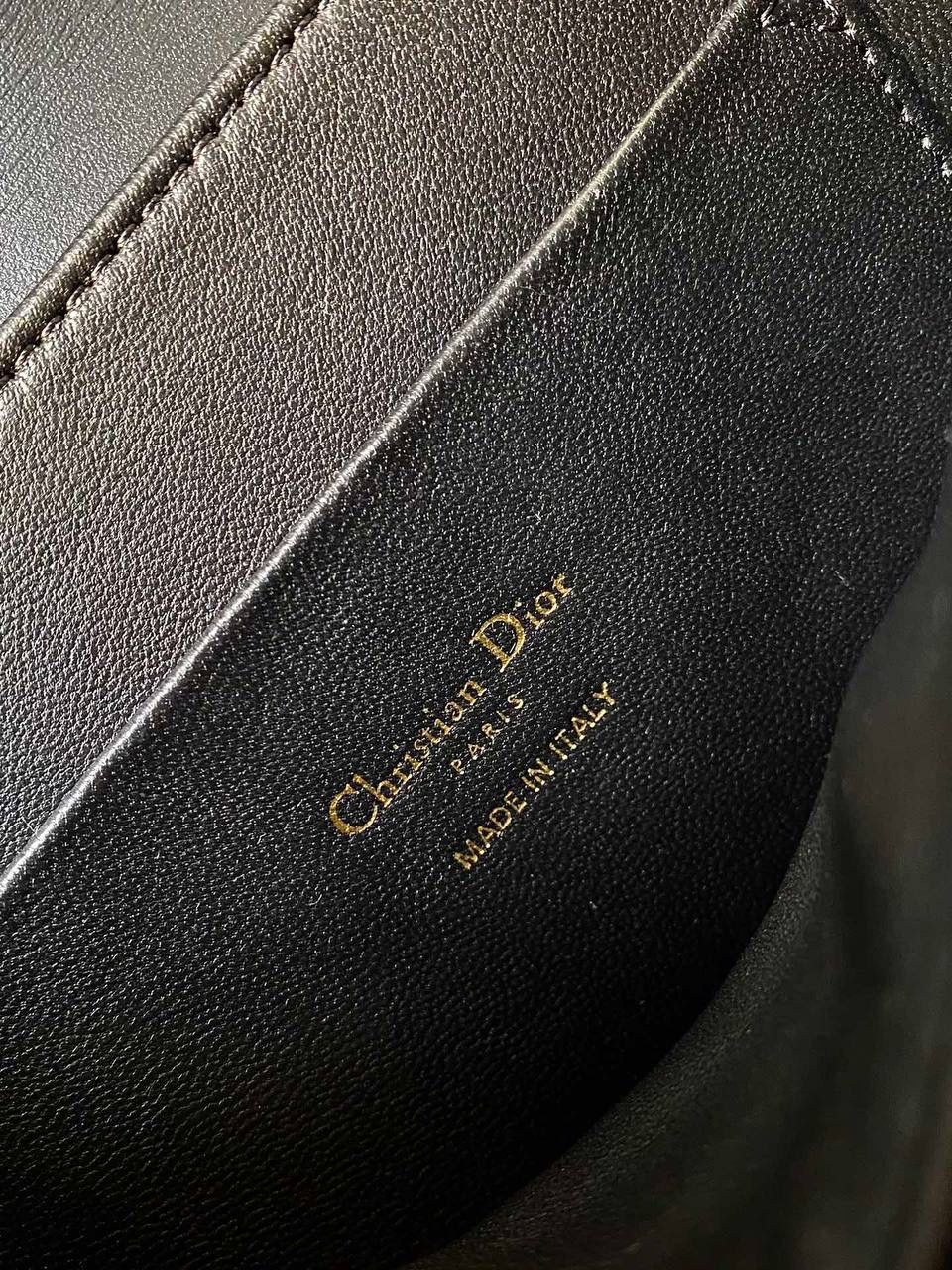 🈶黑色大号 𝐃𝐢𝐨𝐫 𝐓𝐨𝐩 𝐡𝐚𝐧𝐝𝐥𝐞蒙田30 蒙田大家都知道，从来没有失望过🤩 质感和纹理还是一如既往的好， 有光泽感之外还非常轻 耐磨！ 19×12×8cm