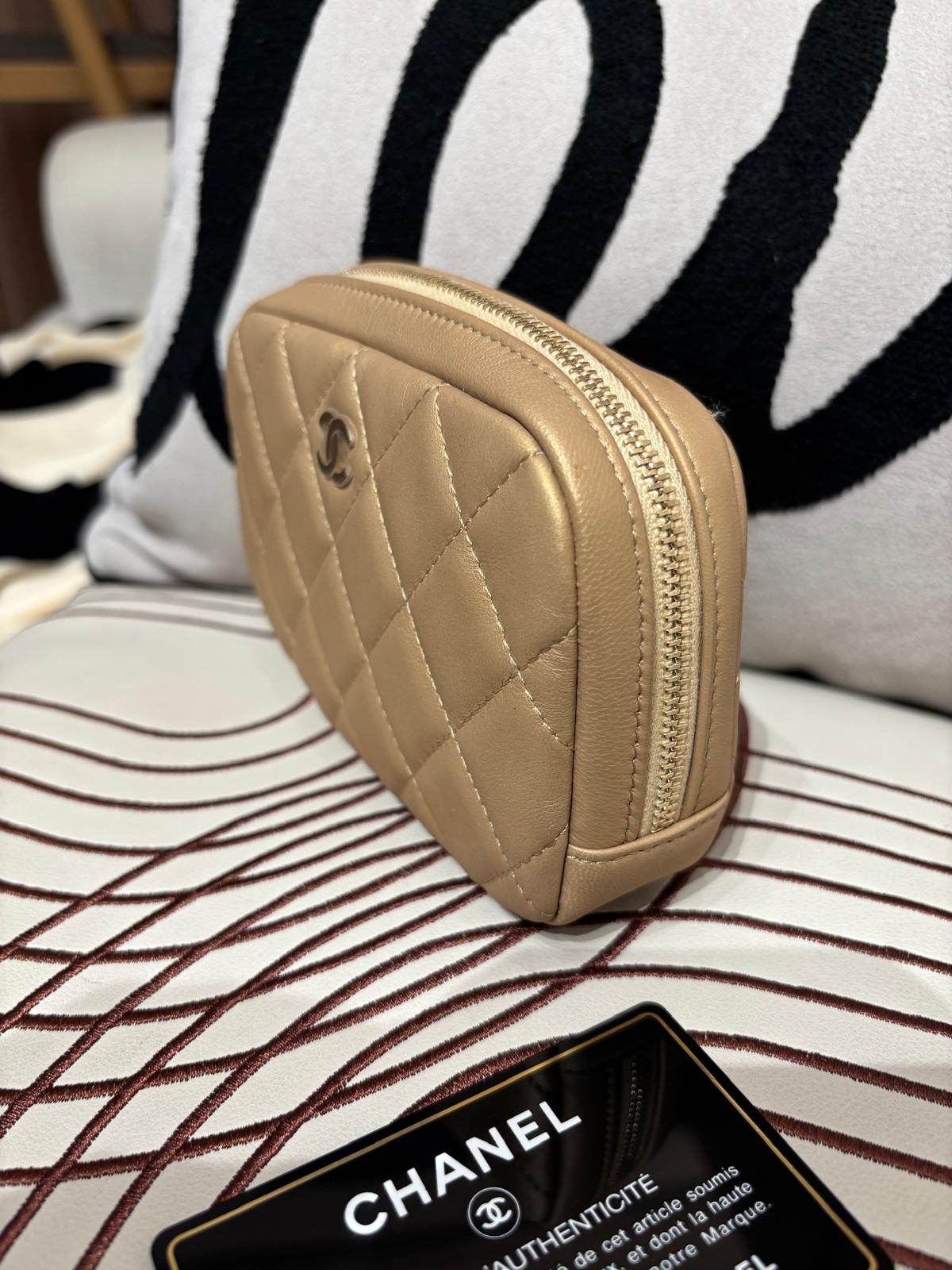 未使用品Chanel pouch calfskin  100%Authentic,unused,✅27card✅dust bag 