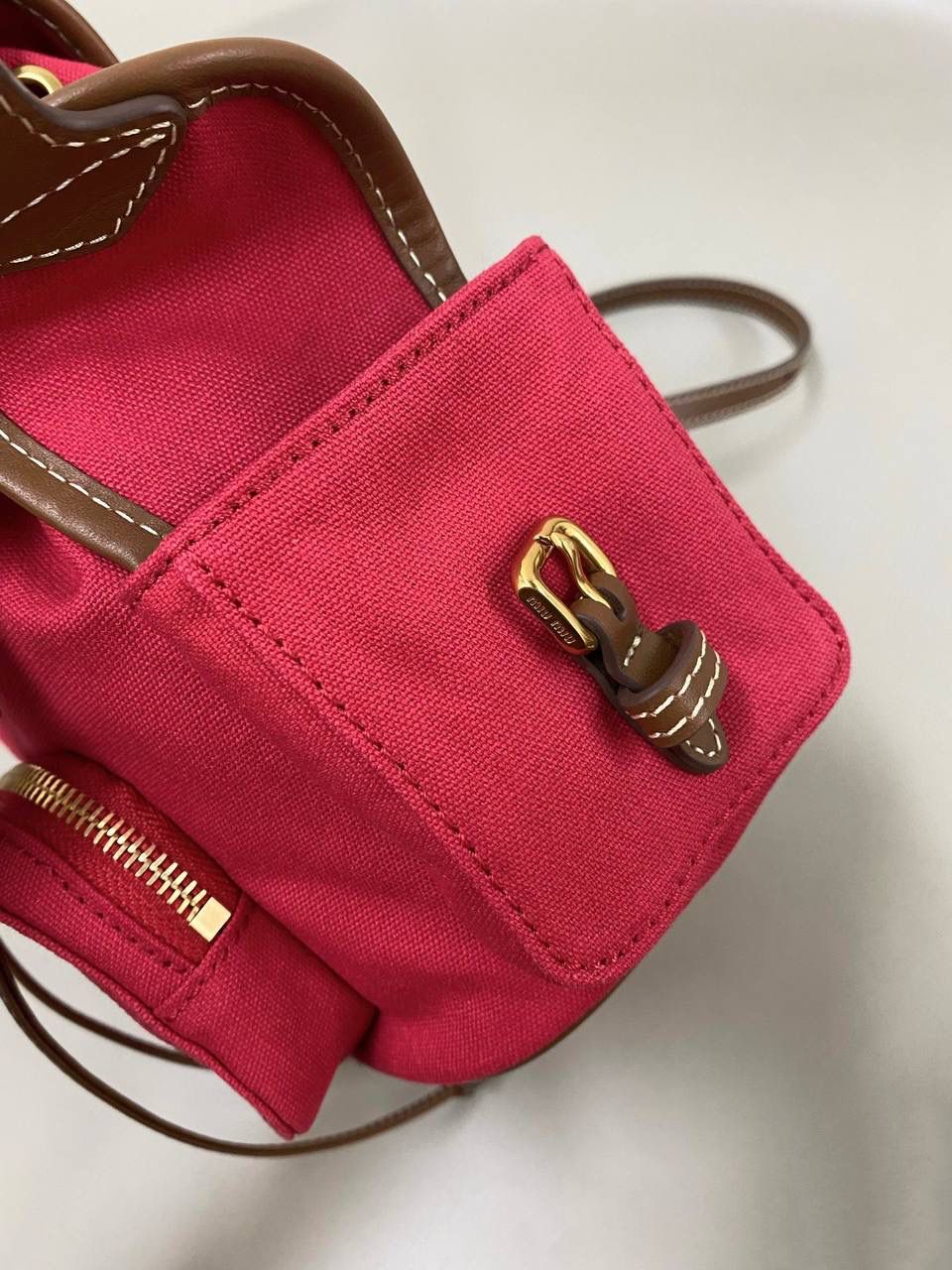 🈶帆布红，小号 𝐌𝐢𝐮𝐌𝐢𝐮 双肩包 喔噻！缪缪终于出双肩包了！ 超级经典的款，配色也是无敌了 多个口袋设计非常复古学院风，青春洋溢！ 五金质感超绝，带有微微做旧的复古磨砂感 这种材质耐用度极高 帆布版俩个颜色都好看！正红色，越看越爱是最最最推荐的 ！ 总的来说夏天就是要拿个亮色的出游 轻便实用 小号：18×22×11.5cm #F0060m 大号：25x29x12.5cm