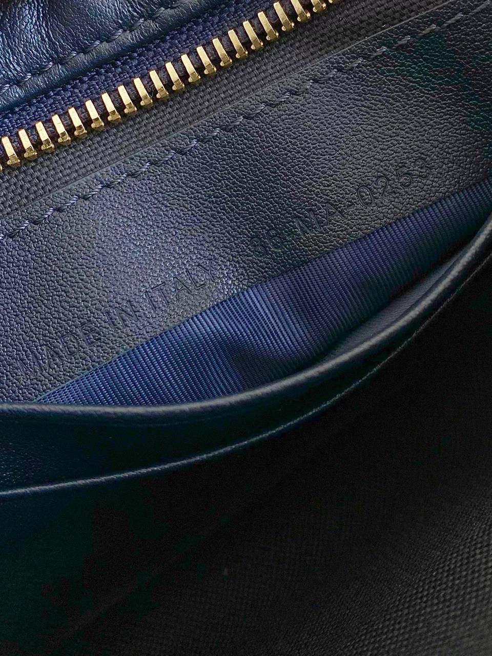 🈶老花蓝 𝗗𝗜𝗢𝗥 𝗦𝗶𝗴𝗻𝗮𝘁𝘂𝗿𝗲 𝗛𝗼𝗯𝗼 腋下包 Hobo在时尚圈一直占据着重要地位 全新包型又来咯，日常轻盈这只绝对OK 经典标志性logo又透着一股复古的调调 任何年龄段女生拿都不违和，非常有品 衔接的链条肩带也显得灵动随性不木讷了 很有法式优雅气息，冬天配大衣一绝 我可以天天背都不腻，通勤率只高不低 23.5×14.5×6cm，8131m