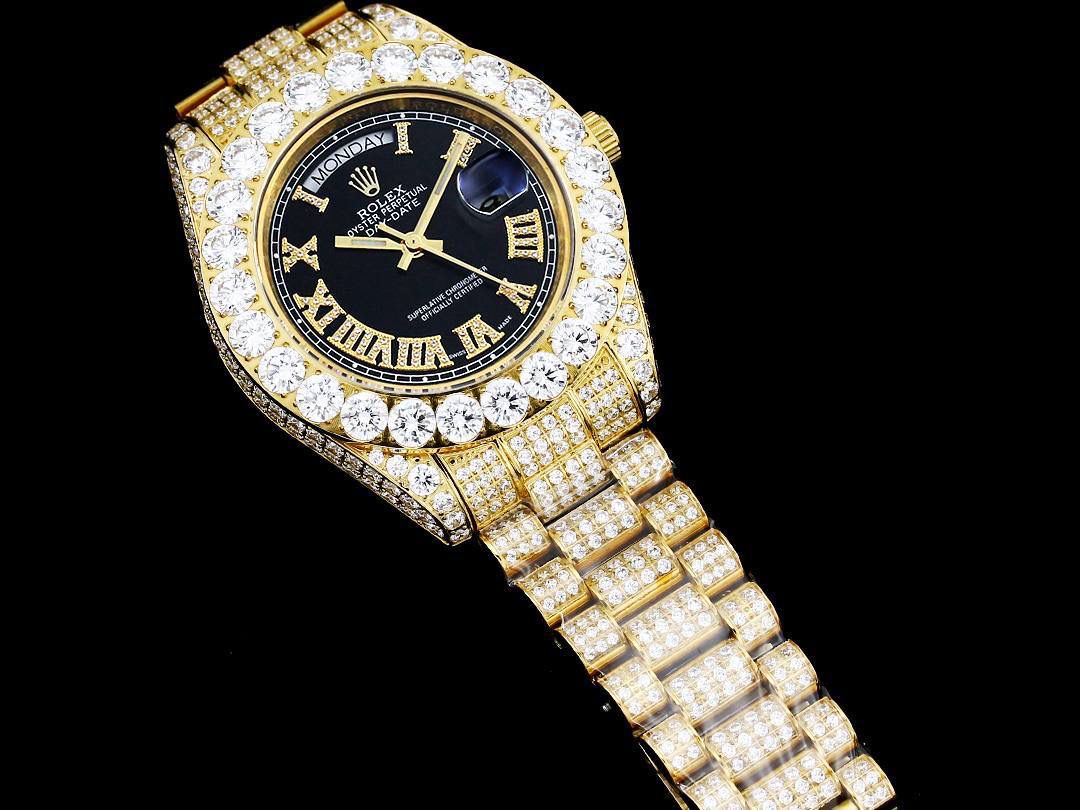 💍劳力士ROLEX 奢华极致满天星版本腕表904精钢打造，密镶顶级施华洛世奇美钻，奢华品质的诠释，璀璨夺目，魅力绽放。表壳表链全镶满美钻，金光闪闪，机芯可选择2824机和国产，腕表尺寸42mm！💍