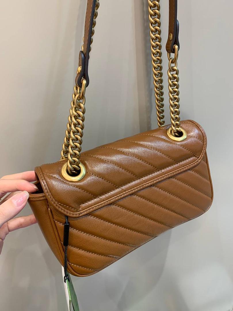 新背景实拍正品级 。经典款金扣焦糖色22cm‼️ 一只可爱的小金棕，终于等来marmont出新色了，而且不是那种让人扎眼的马卡龙色，这次是超级好看的焦糖色，这个颜色秋冬搭配衣服真的是绝了，现在用撞包几率也很低 所以赶紧买‼️ 型号446744；尺寸22/13/6cm