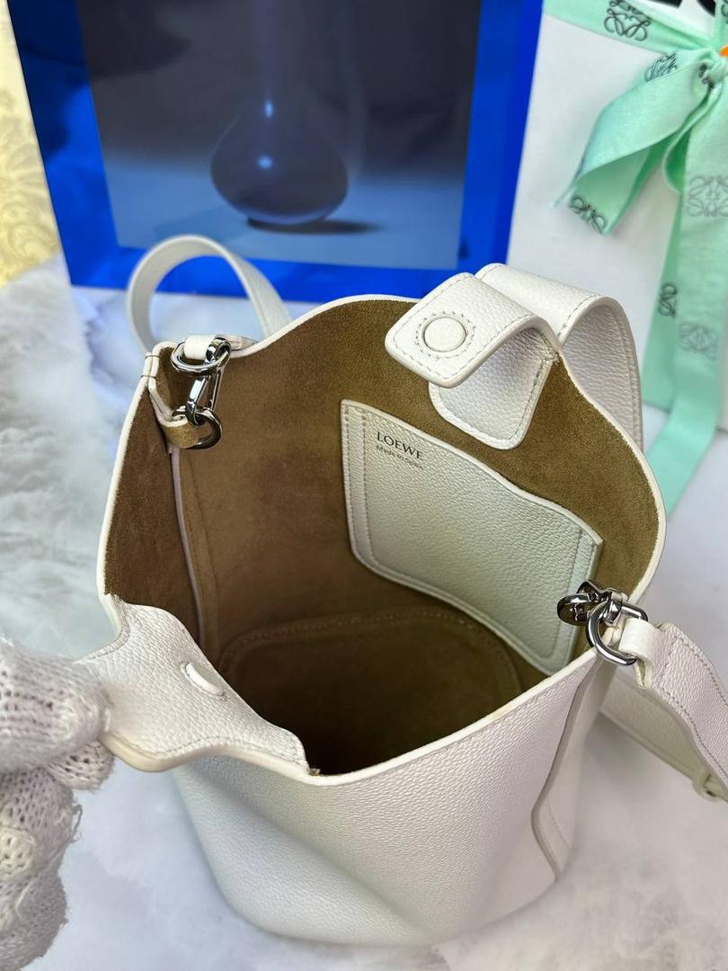 ♥️𝙈𝙞𝙣𝙞 𝙋𝙚𝙗𝙗𝙡𝙚 𝘽𝙪𝙘𝙠𝙚𝙩 ——【白色荔枝纹】 尺寸：𝟏𝟔-𝟏𝟔-𝟗.𝟓𝐜𝐦 编码：062339 【配全套礼盒】 🎈标志性Anagram鹅卵石点缀，配以纯粹简约线条以及瞩目设计风格，诠释全新𝙋𝙚𝙗𝙗𝙡𝙚手袋👜 🎈自带一根🉑拆卸🉑调节的肩带，一包多背，多样化风格，秀场大放异彩😀内里容量超大，日常实用性强👌 🎈配全套专柜礼盒🎁，给你满满的仪式感👀