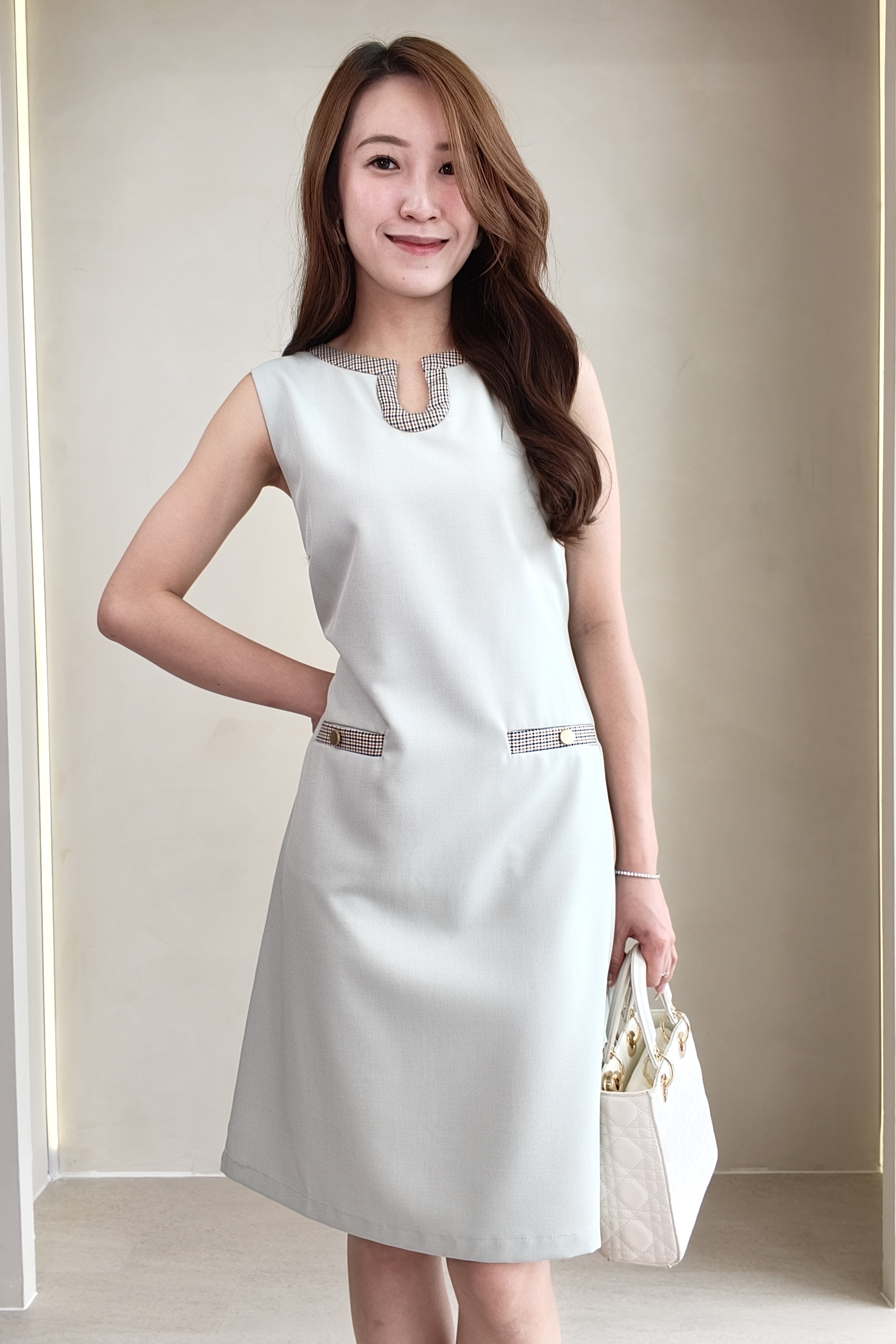25750 Elegant Contrast Trim Sleeveless Shift Dress