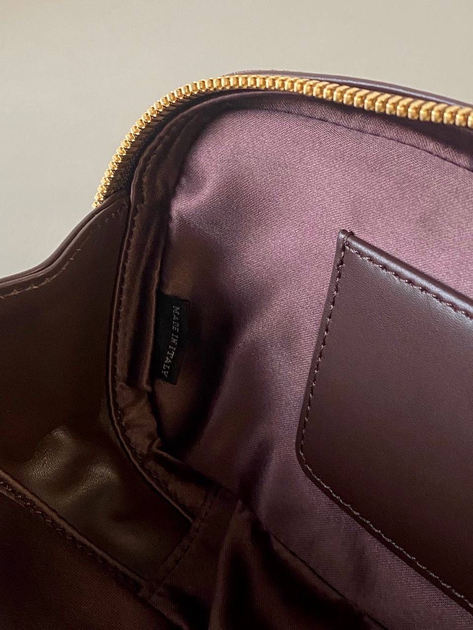 🈶石南木色，迷你 𝗠𝗶𝘂𝗠𝗶𝘂保龄球，大爆款 新尺寸也太可爱了！ 喜欢小包的姐妹这只必买！它要比小号小一些也窄一些 就巴掌大小，但容量还挺大的 装俩部手机都绰绰有余，日常够用 肩带长短也很ok，手拎斜挎都好看 反正放心冲就是了！拥有它，上班牛马的心情都会被治愈～ 迷你：19×10×5cm #F0011m 小号：22x10.5x7.5cm 大号：27x12x9cm