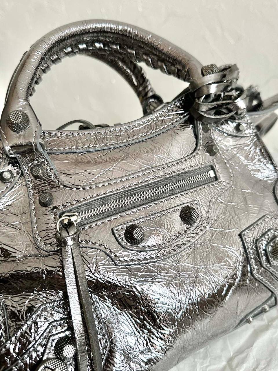 ba1enciaga Neo classic 机车包xs 古银扣🌪️ 首先声明，我爱一切机车元素 无论是le cagole还是这只neo 喜欢大容量的姐妹冲这只 油蜡皮的不规则摔纹配上大量的五金配件 还有流苏拉牌➕爱心镜子➕零钱包挂件 极繁的魅力由此而来～ 辣妹酷妹冲冲！ 26×17.8×11.4cm700940m