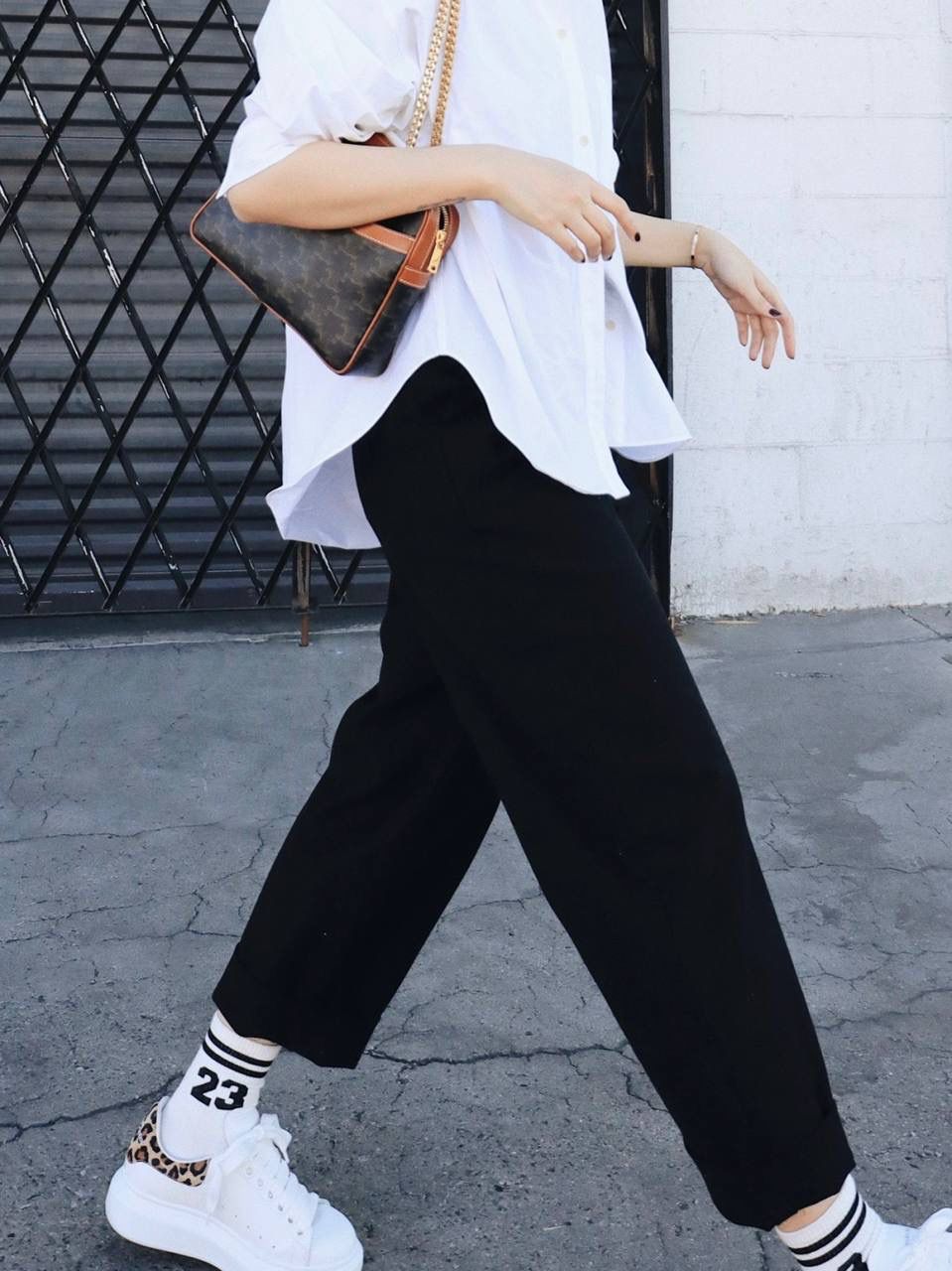 🔥大货实拍图 𝗖𝗘𝗟𝗜𝗡𝗘♥𝗖𝗔𝗡𝗩𝗔𝗦 𝗣𝗔𝗧𝗔𝗣𝗔𝗡𝗦 型号：196252 尺寸：20.5*15*4.5cm 不得不承认最近的Celine的老花系列有点Old Celine的味道，虽然不是皮的面料，但是很耐用，挎在腋下复古又文艺～目测会成为新一季爆款 🥳