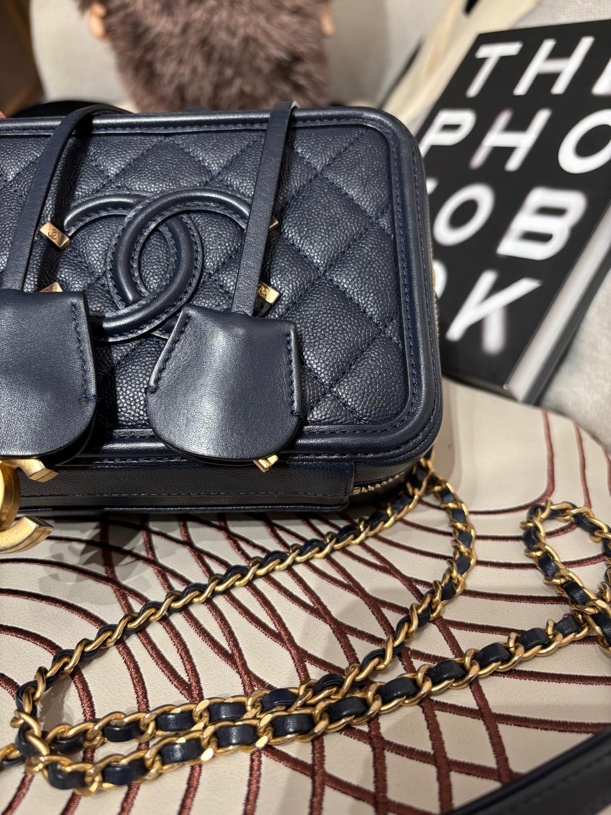 Chanel CC filigree Vanity Small 17cm 深藍色荔枝牛皮金鏈，100%Authentic, 98%New ✅25Card ✅Key lock✅Dust bag✅Box