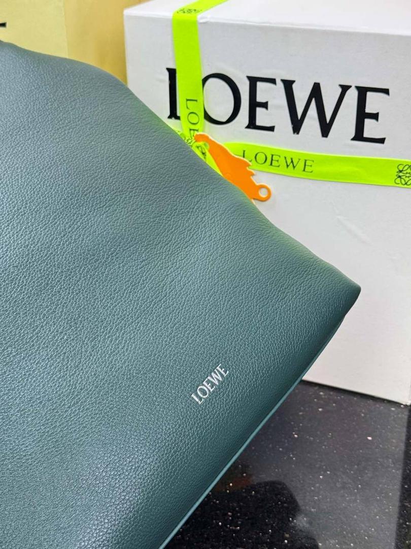 🎈（全钢）新款𝗣𝗲𝗯𝗯𝗹𝗲 𝗛𝗼𝗯𝗼大号 ——【常青色到货💕】 尺寸：𝟮𝟳.𝟱-𝟭𝟭.𝟱-𝟰𝟬𝗰𝗺 编码：652408 【该尺寸配防尘袋】 👉🏻采用进口纳帕小牛皮材质•包包手感超级舒服柔软•自重超轻。 👉🏻正面装饰两颗闪亮的𝗽𝗲𝗯𝗯𝗹𝗲配饰•精致可爱时髦•可调节肩带•腋下单肩斜跨皆🉑。 容量超大•内置拉链插袋•可放置各种证件等小物件•超级实用。