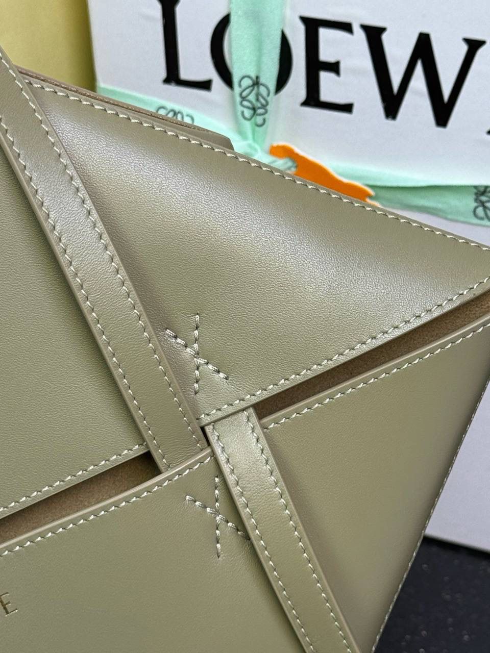 *中号𝐏𝐮𝐳𝐳𝐥𝐞 𝐅𝐨𝐥𝐝折叠手袋👜*（桉树绿） ——全新【𝗡𝗘𝗪】升级‼️ 延续经典𝙋𝙪𝙯𝙯𝙡𝙚的标志性几何裁剪设计，新晋顶流🅰️𝙋𝙪𝙯𝙯𝙡𝙚 𝙁𝙤𝙡𝙚 𝙏𝙤𝙩𝙚以折纸包为灵感，升级成🉑完全折叠‼️的结构，立体与平面任意切换，出差旅行🧳必备单品。小牛皮材质轻且柔软，𝐌𝐢𝐧𝐢尺寸搭配一条可拆卸式肩带，手提，肩背，斜挎多样化背法✨ 尺寸：𝟐𝟓.𝟓-𝟏𝟒.𝟓-𝟑𝟏.𝟓𝐜𝐦 款号：052316