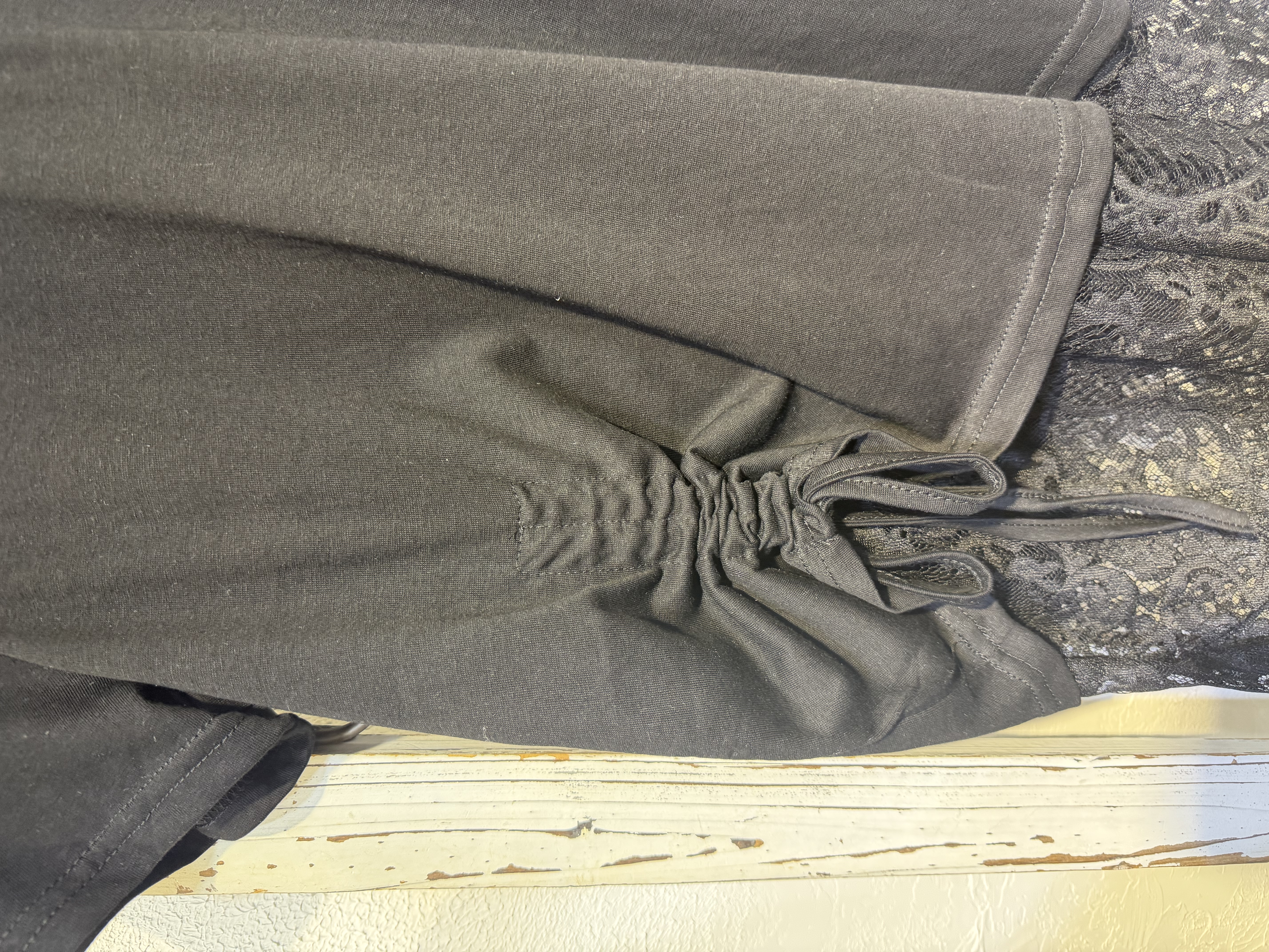 黑色蕾絲拼接短袖上衣