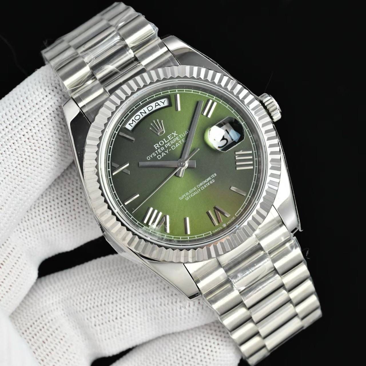 新品 ROLEX 劳力士 星期日历型（Day-Date / DD）腕表 🎮 自 1956 年问世以来，星期日历型一直是劳力士的旗舰之作，被誉为“元首之表”。40mm 表壳搭配三角坑纹表圈与元首型表链，仅采用贵金属打造，尽显尊贵气质。 12 点位星期全写与 3 点位放大日期双显设计，搭载定制一体机 3255 型机芯，稳定精准，抗震抗磁，100 米防水。 原版开模，细节到位，多种表盘可选（太阳纹 / 珐琅 / 陨石 / 宝石），星期与日期瞬跳结构由 200+ 精密零件协同完成，工艺出众。