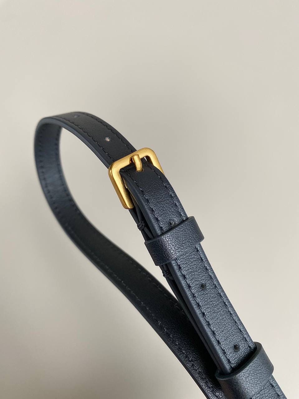 🈶老花蓝 𝗗𝗶𝗼𝗿 𝗰𝗮𝗿𝗼手提相机包，老花款 推荐给所有小包爱好者，超级呆萌 方方正正的箱形，经典帆布老花材质 简单不花哨，可拆卸肩带➕手提带两用 手提真的非常非常好看，多了丝小女人的娇羞感 高级又不失复古，冬天配大衣绝了 18×5×13cm，#7301m