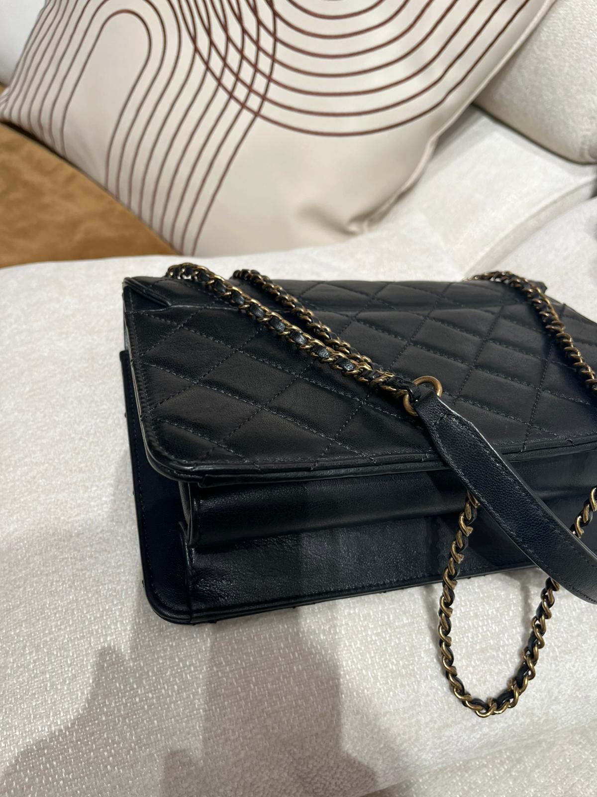 CHANEL FLAP BAG BEAUTY LOCK BLACK A93222 100%Authentic,95%new ✅ 專門店收據✅22卡✅ 塵袋 ✅ 盒 