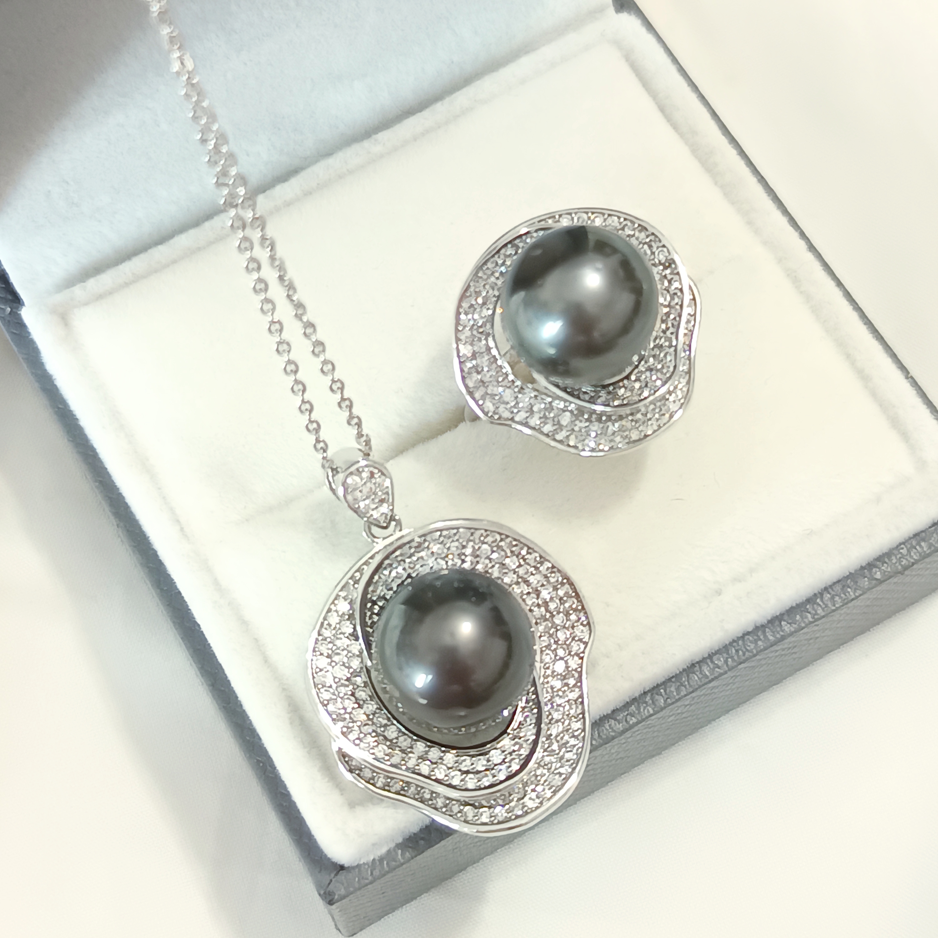 正圓強光大溪地海水珍珠注白金材質吊墜戒指2件套