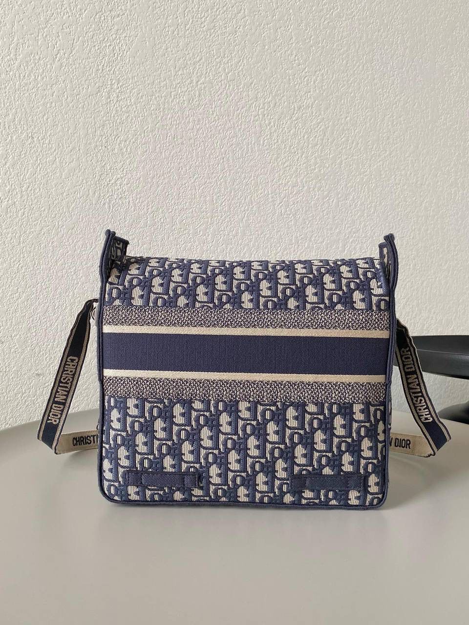 🈶老花蓝大号 𝗗𝗜𝗢𝗥 𝗢𝗯𝗹𝗶𝗾𝘂𝗲 经典邮差包 依旧火爆，呼声需求最高！这颜值众人一眼必入手，太好看了呀❕容量巨大且轻便，装多少东西都不觉得重喔！男女通吃～时髦复古休闲多风格担当！妥妥在线的通勤王！一见钟情一点也不夸张，超级爱～ size：27×28×11cm #M928m