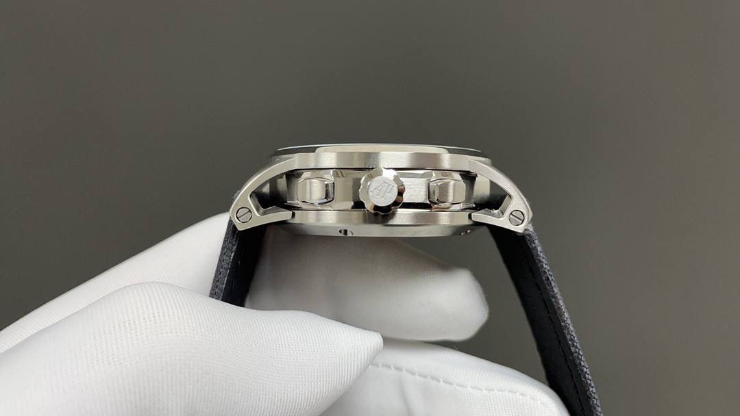 🚀皇家橡树26048离岸型41爱计时机械腕表💯 1.壳套按照原装开模多道工序顶级处理 2.一体字面立体工整的盘面“饼干纹理”和原装一模一样 3:316精钢表壳原装开模细节经过多道工序的打磨磨砂处理 4.7750机芯9字位小秒走时精准 5.表镜选用进口防眩水晶蓝宝石玻璃镜面 6.表带搭配进口意大利小牛皮以及帆布皮带，表扣实用原装针扣，尺寸41mm，爱彼入门级强烈推荐，精品打造