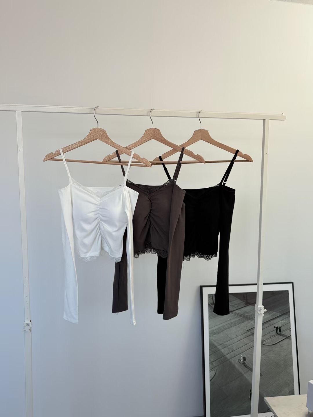   【 🌬️⋆˚ʚɞ可鹽可甜🤍心形皺褶LACE點綴～露肩修身連PAD上衣!✨】 This is For Lace Top(三色入)