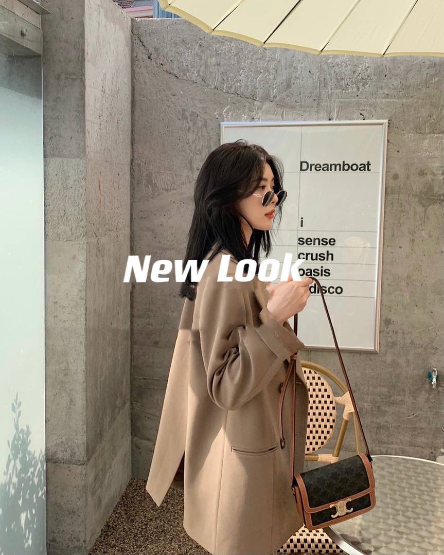 🔥大货实拍图 𝗖𝗘𝗟𝗜𝗡𝗘 ♥ 𝗧𝗥𝗜𝗢𝗠𝗣𝗛𝗘 𝗕𝗢𝗫 型号：191242 中号尺寸：22.5*16*7cm 小号尺寸：18.5*14*6cm 𝑪𝒆𝒍𝒊𝒏𝒆老花凯旋门，老花配纯色包边的设计，散发着法式优雅的气息，简直是复古到心坎儿😍