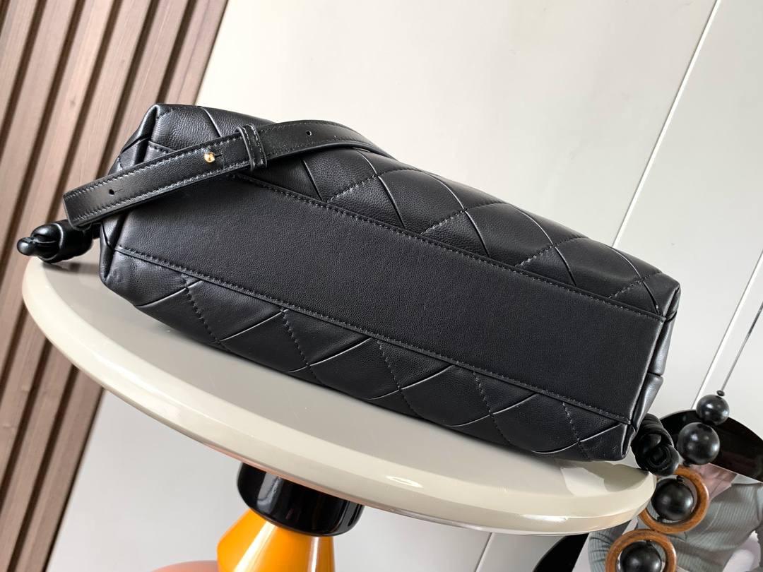 🎈褶皱羊皮福袋 —【👉🏻中号黑色到货】 编码：052028 尺寸：𝟑𝟎-𝟐𝟒.𝟓-𝟏𝟎.𝟓𝐜𝐦 ✅新款福袋采用进口纳帕小羊皮经过手工裁剪、缝合和缝制而成，🉑拆卸🉑调节肩带，多样化背法，容量超大，手感超舒适👍 ✅独家品质，对版细节，全套礼盒🎁给你满满的仪式感👍