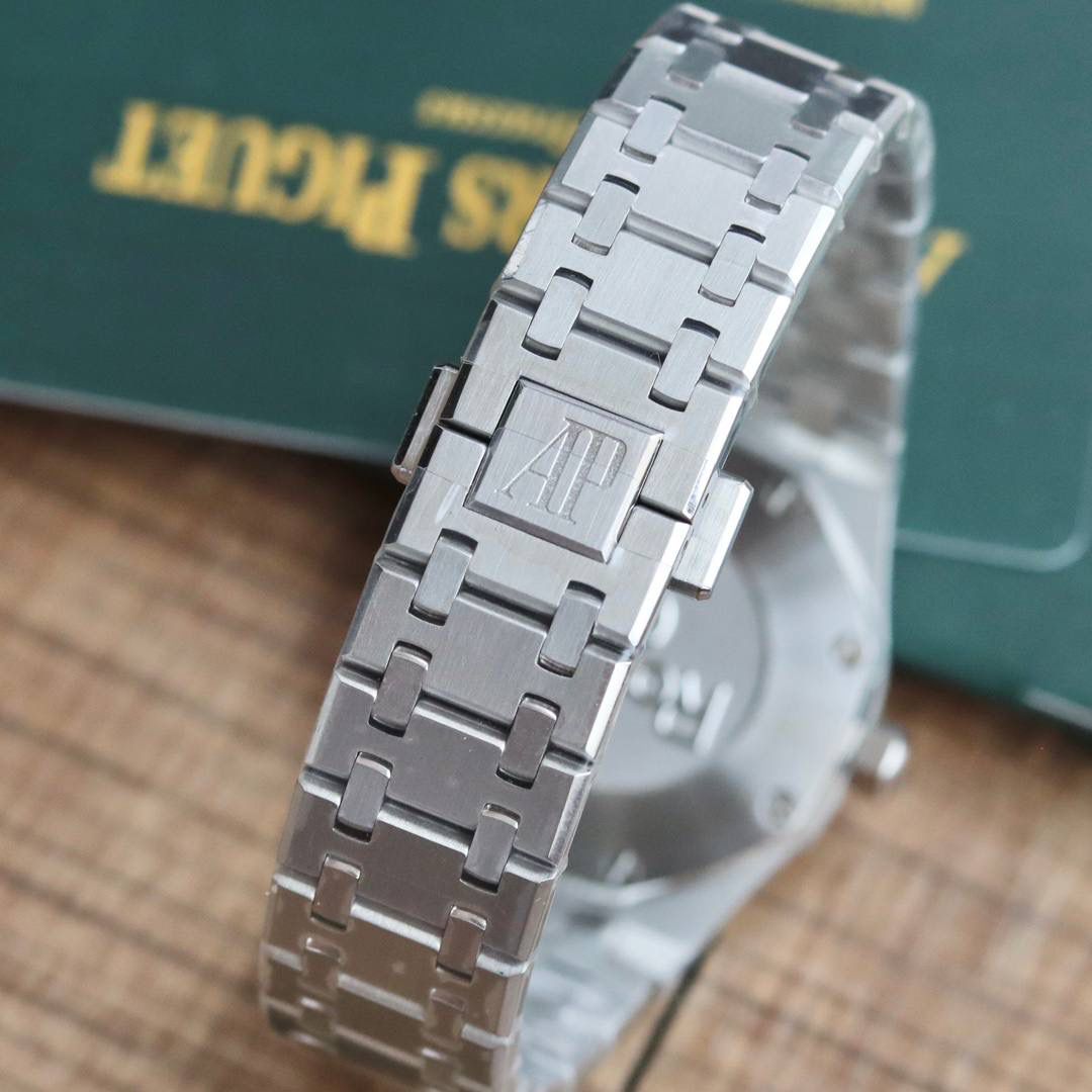 🚀原单AUDEMARS PIGUET爱彼 皇家橡树系列67女士石英腕表 独家原版拆解开模 所有配件均可原版互换使用，搭载原装瑞士F04111石英机芯。走时精准！全程CNC打磨，多次校对调整版型，棱角分明。表壳直径33MM,多边形状表圈与表壳精密相合，表圈以六边形螺丝栓固定在表壳上（圈口镶嵌精美施华洛世奇钻，璀璨夺目）表带链节精致规整，链节经过上百次细致的打磨处理，呈现出完美的纹理。折叠式表扣开合简单，佩戴方便。腕表表耳处呈弯折状，可以保证腕表与腕部更加贴合。表盘镌刻“Grande Tapisserie”大方格纹装饰，搭配荧光立体时标和皇家橡树指针，宽大的指针和时标让读时简单清晰。三点位置日期显示窗口，以阿拉伯数字显示。腕表为密闭表底，表底上镌刻皇家橡树系列的英文名称“Royal Oak”字样✨🔥
