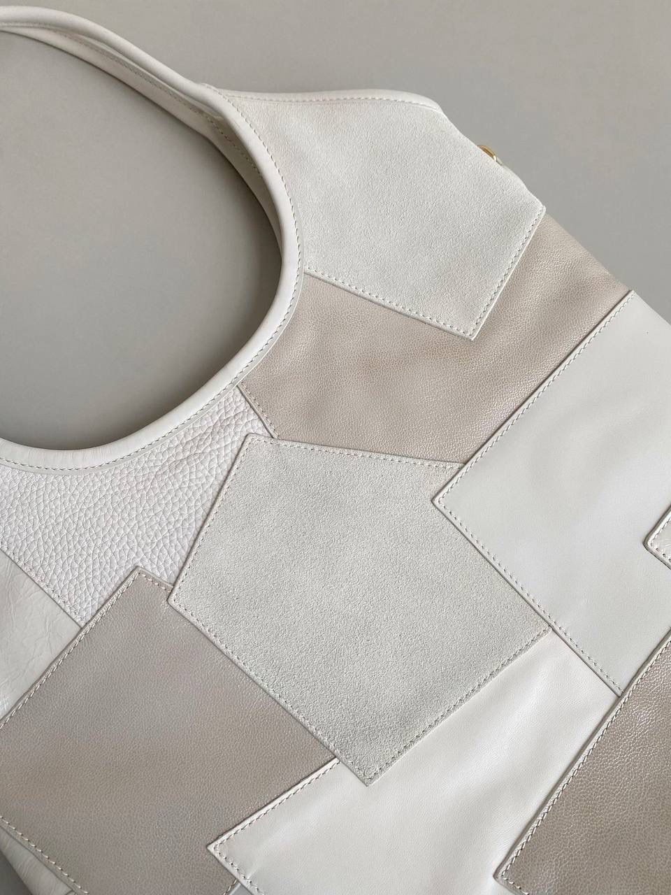 🈶拼接白 𝗠𝗶𝘂𝗠𝗶𝘂托特，大爆款 白色拼皮简直就是甜酷代名词！ 简约精致的设计真的好耐看 不同色系拼接有点流浪感又透着高级 色彩搭配温暖而富有层次，加上轻微的做旧 New vintage风的质感，很特别 整体造型非常慵懒惬意，保证了舒适性和实用性的同时还兼顾了美观性 时尚，非它莫属了！ 35×40cm #F0110m