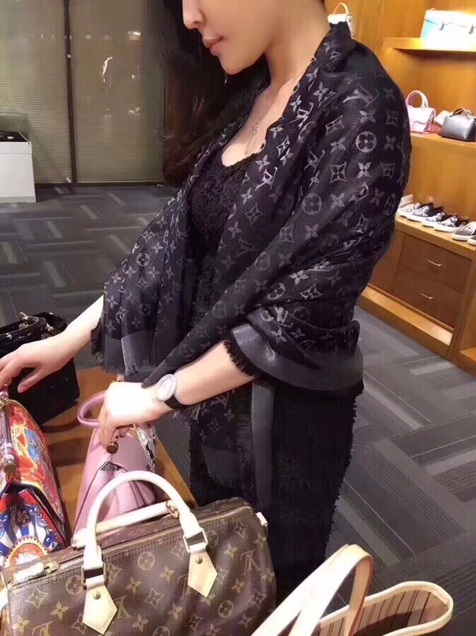 $380條。💪🏻💪🏻💃 Louis Vuitton 以低調奢華嘅暗紋提花工藝🌺🌺🌺，重新演繹標誌性 Monogram 圖案。