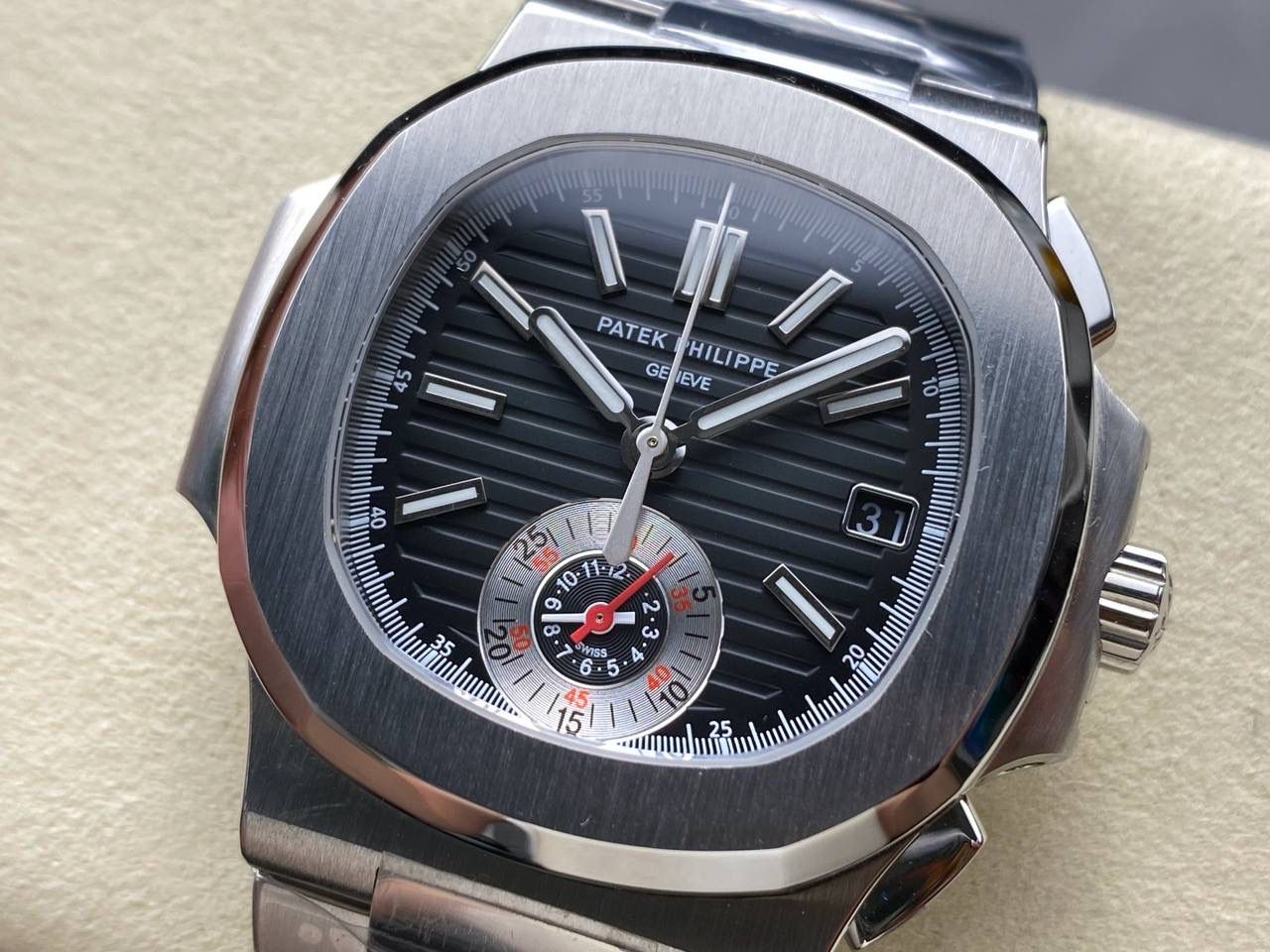 V2版真功能🌐真小秒！3K工厂 百达翡丽鹦鹉螺5980/1A-014多功能计时腕表V2版本，真小秒、真功能！【表壳】腕表尺寸40.5毫米，同正品一致的枕型表壳采用正面拉丝，侧面抛光的两种工艺组合，层次感分明，质感十足。尽显精湛工艺。【表带】采用原装表带一比一量身打造，每节表带的中央抛光部位，都能呈现钻石的形状，尽显高级质感。【机芯】3K厂采用定制版PP.CH28-520机芯，完美还原正品，时分秒，日期，和计时大秒功能。欢迎各位表友品鉴🌐