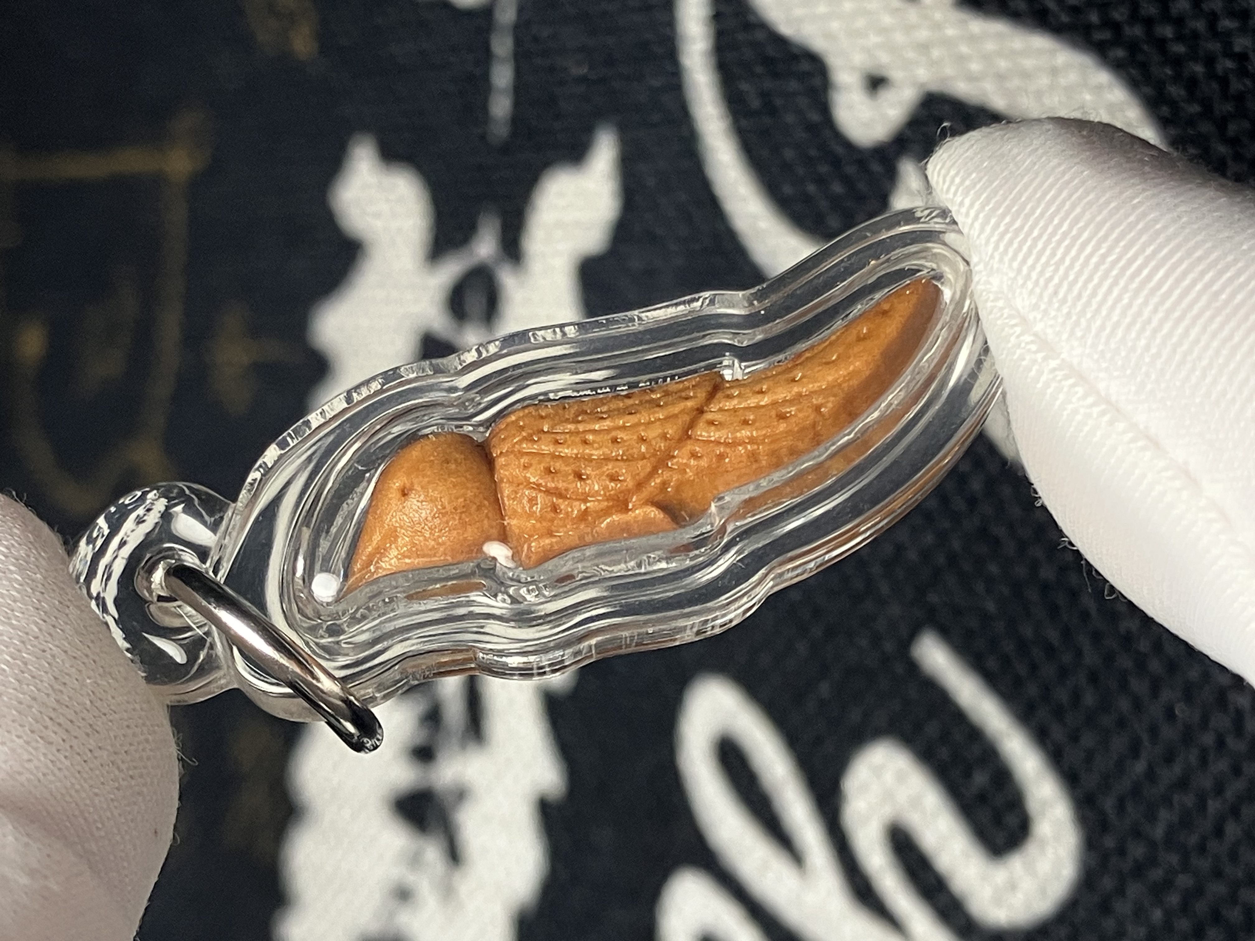 龍婆披贊  百年嫁龍神木 x 古法金舌人緣鳥🪵🕊️  附全高清防水殼｜師父親手寫符｜專屬經文及佩戴方法✨