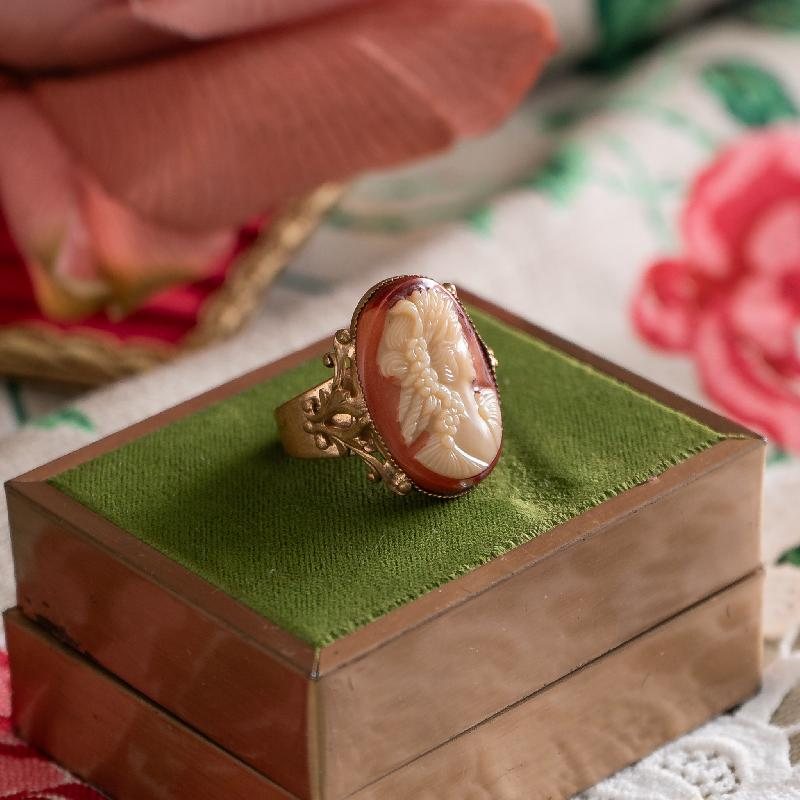 Vintage Czechoslovakian Shell Colour Glass Cameo Ring - Adjustable Ring Band (NZ013-4)