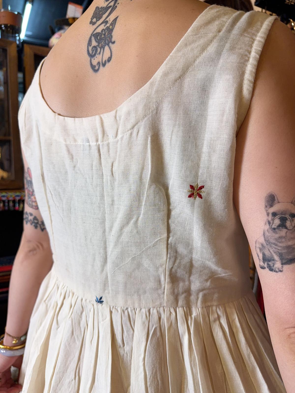 1640 Zoo Emb. Beige Sleeveless Top 44.5"